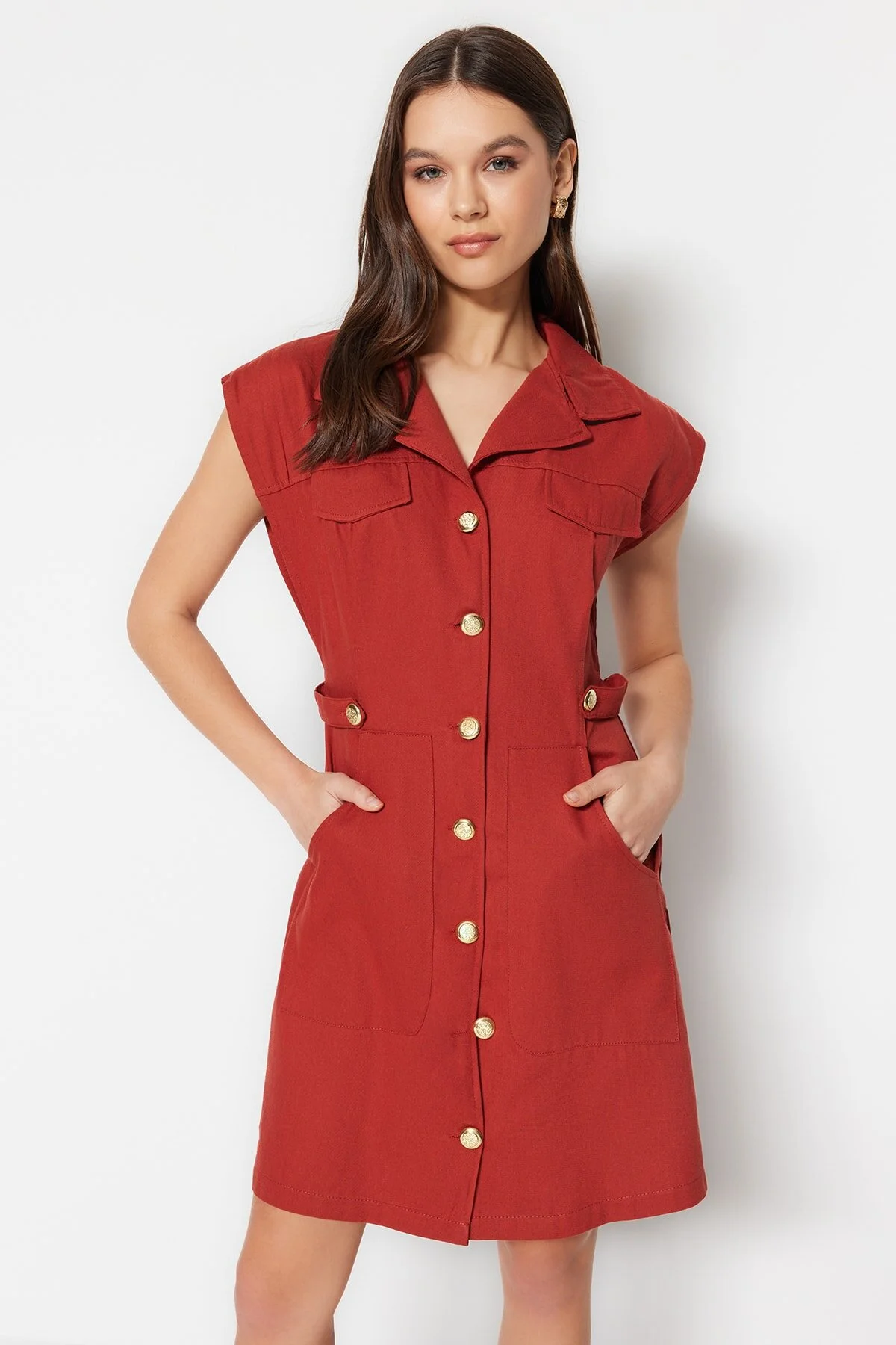 Trendyol Collection  Mini-Hemdkleid aus Webstoff mit Zimtknöpfen und Details TWOSS22EL2970