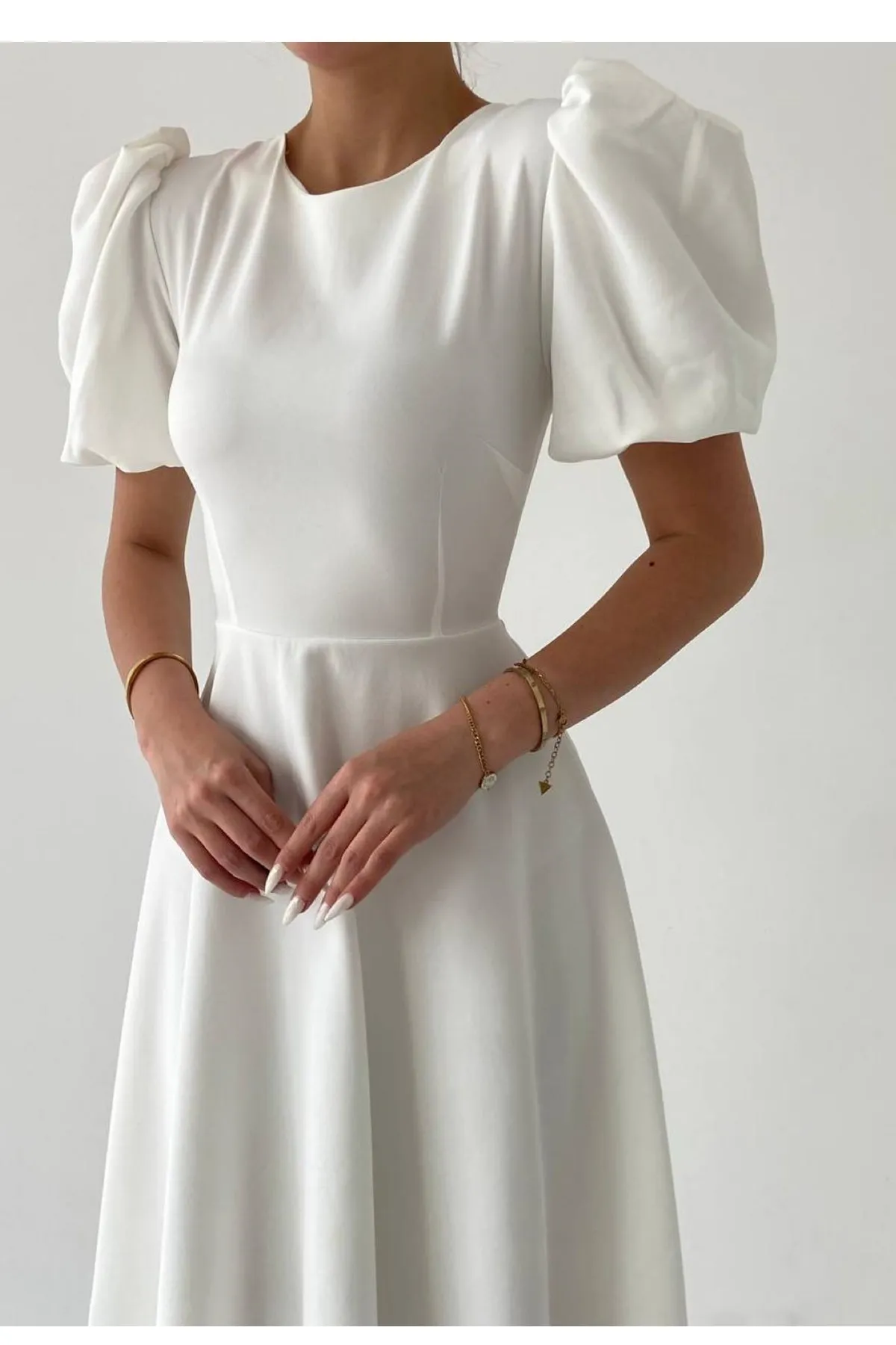 vuvutasarım  Midikleid 220 aus weißem Atlasstoff mit Rundhalsausschnitt und Prinzessinnenärmeln