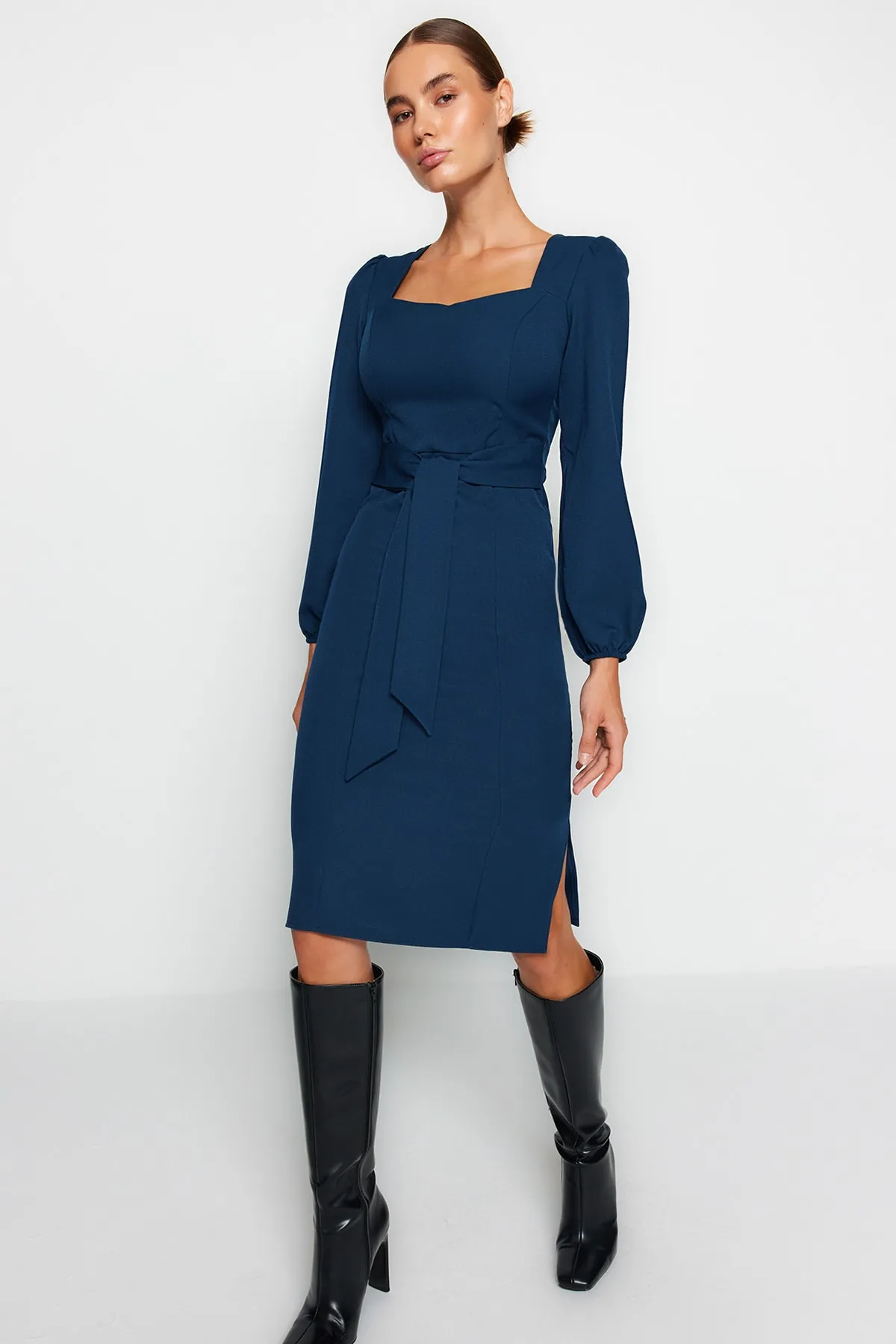 Trendyol Collection  Petrolfarbenes Body-Wickel-Midikleid aus Webstoff mit Gürtel TWOAW23EL00895