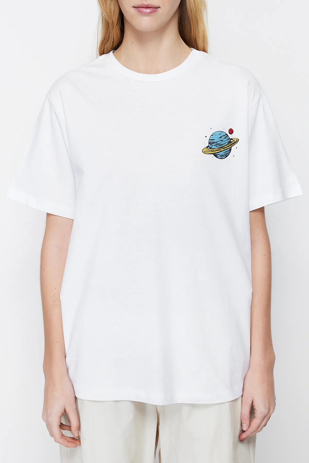 Trendyol Collection  Galaxi bedrucktes weißes T-Shirt im Boyfriend-Fit – 100 % Baumwolle, Rundhalsausschnitt – TWOSS23TS00257