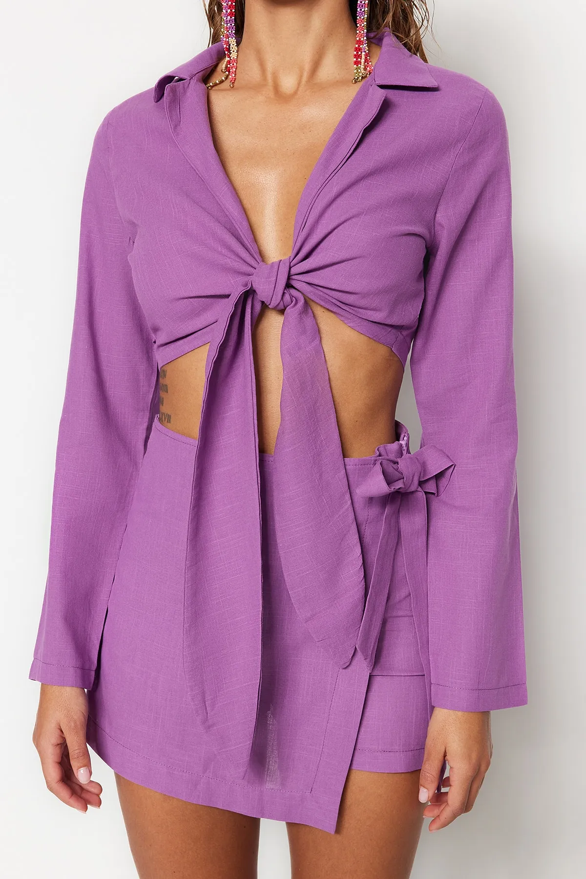 Trendyol Collection  Lilafarbenes, gewebtes, gebundenes Set aus Bluse, Shorts und Rock aus 100 % Baumwolle TBESS22AU0045