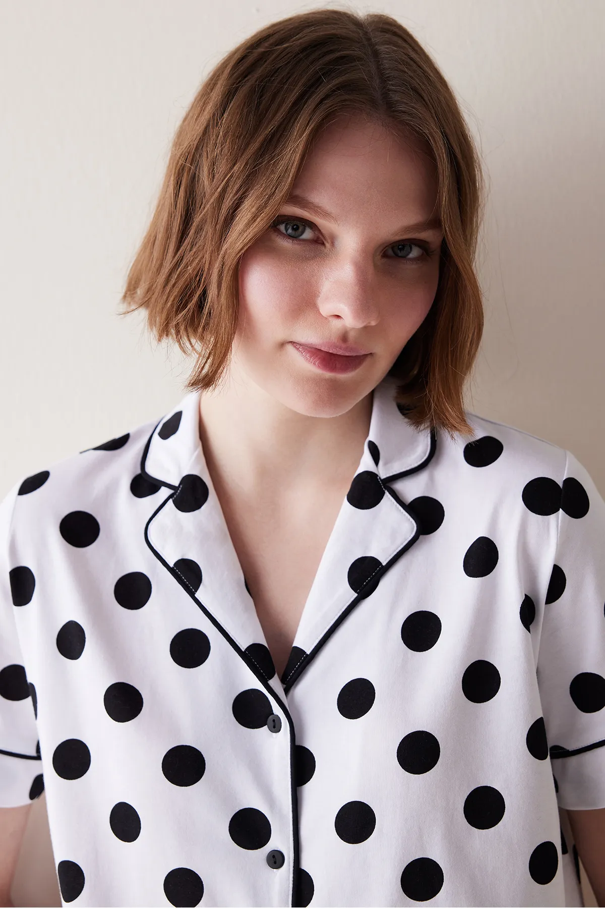 Penti  Schwarz gepunktetes Pyjama-Set mit weißen Hemd-Shorts