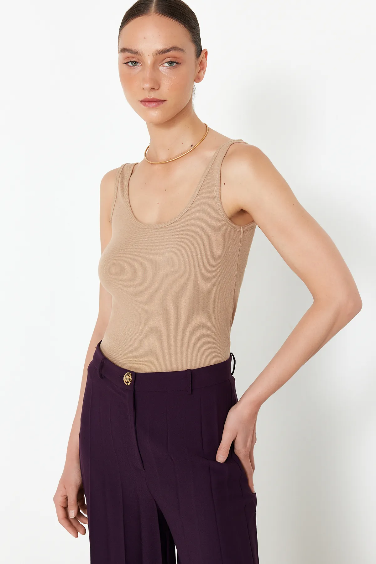 Trendyol Collection  Braunes figurbetontes Tanktop aus geripptem, flexiblem Strick mit Poolkragen TWOSS22AL0042