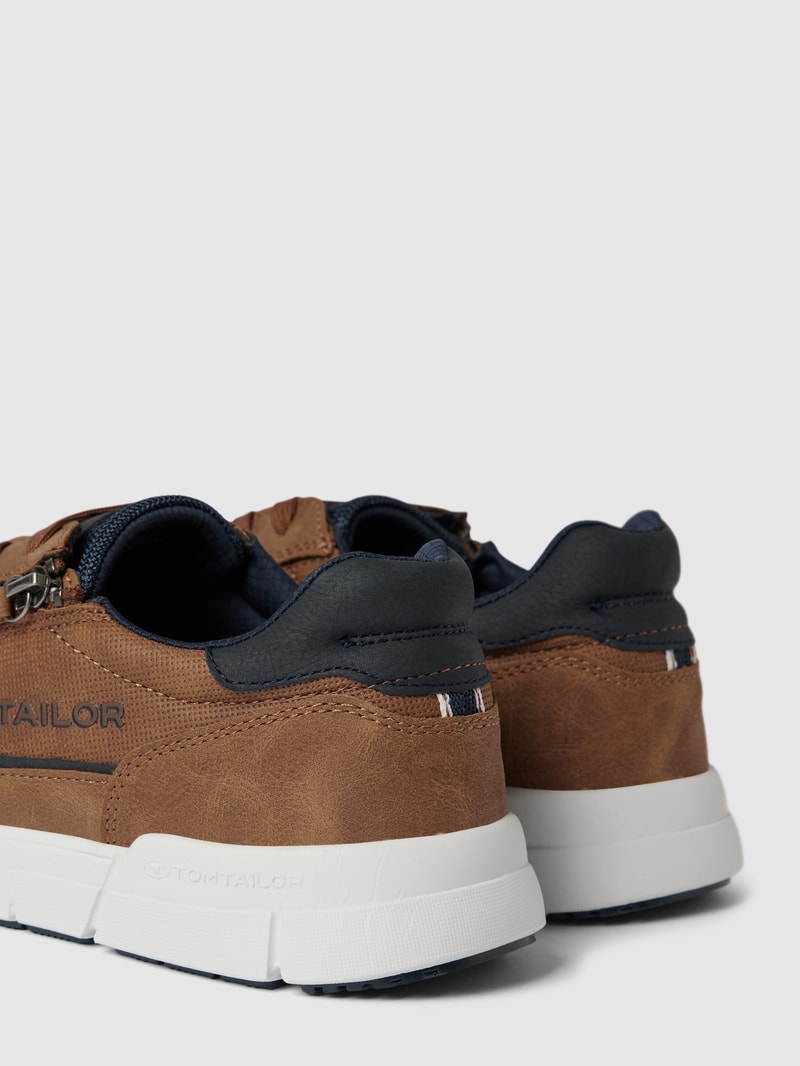 Sneaker mit Label-Details in cognac
