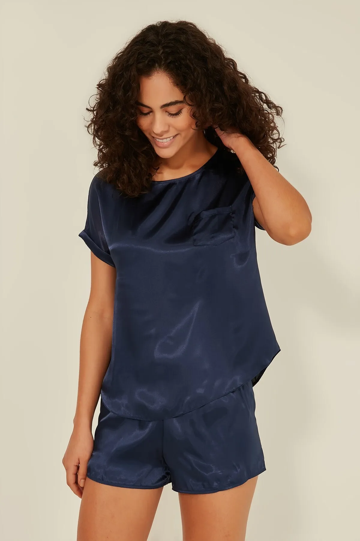 C&City  080 Damen-T-Shirt-Shorts-Set aus Satin in Marineblau