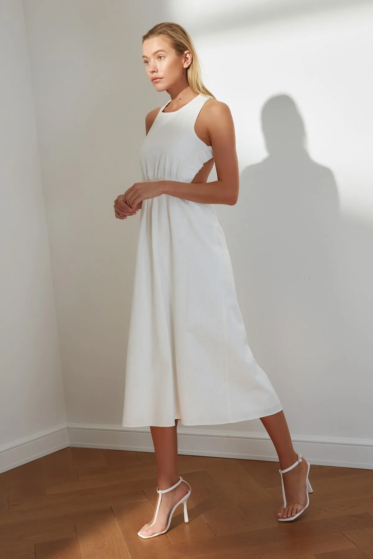 Trendyol Collection  Design Ecru-Taillen-Midi-Kleid, gewebt, gefütterter Rücken, detailliertes gewebtes Kleid TWOSS21EL3598