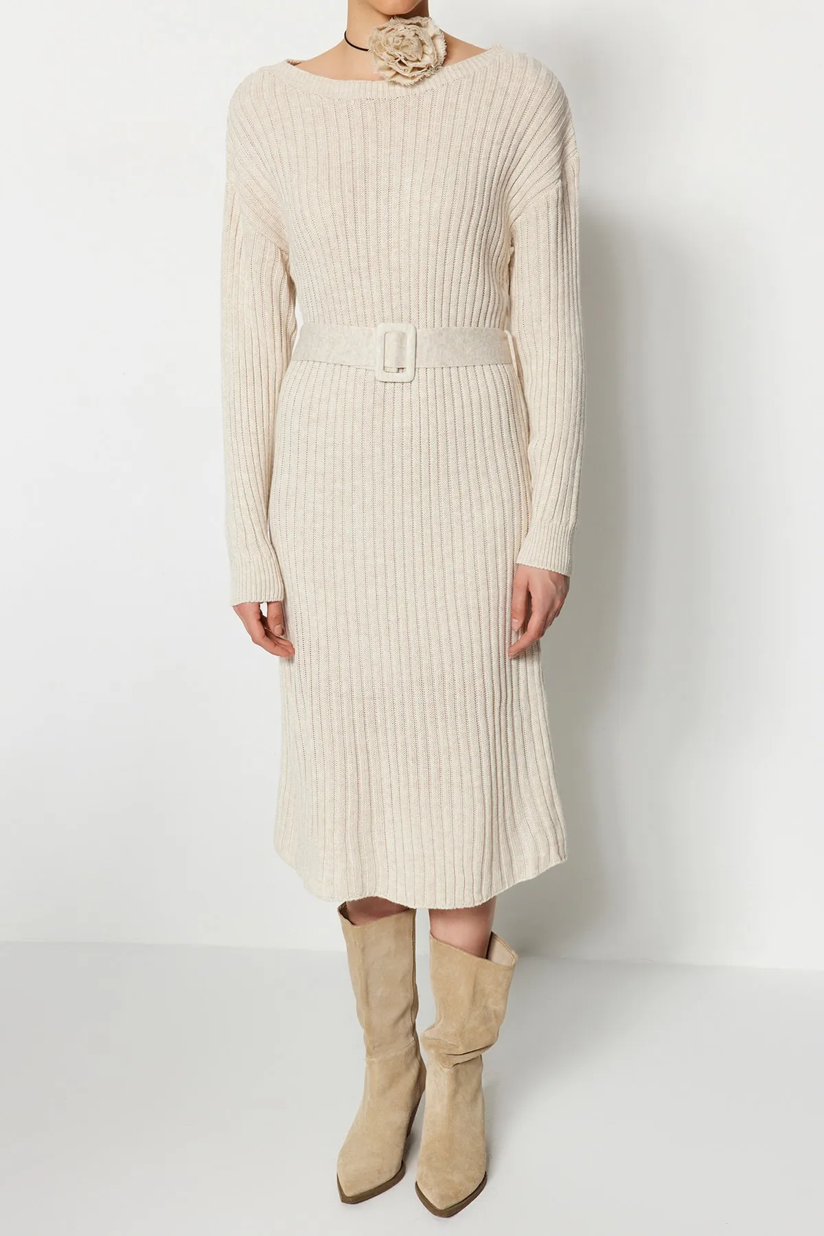 Trendyol Collection  Beiges Mini-Strickkleid mit Gürtel TWOAW23EL00444