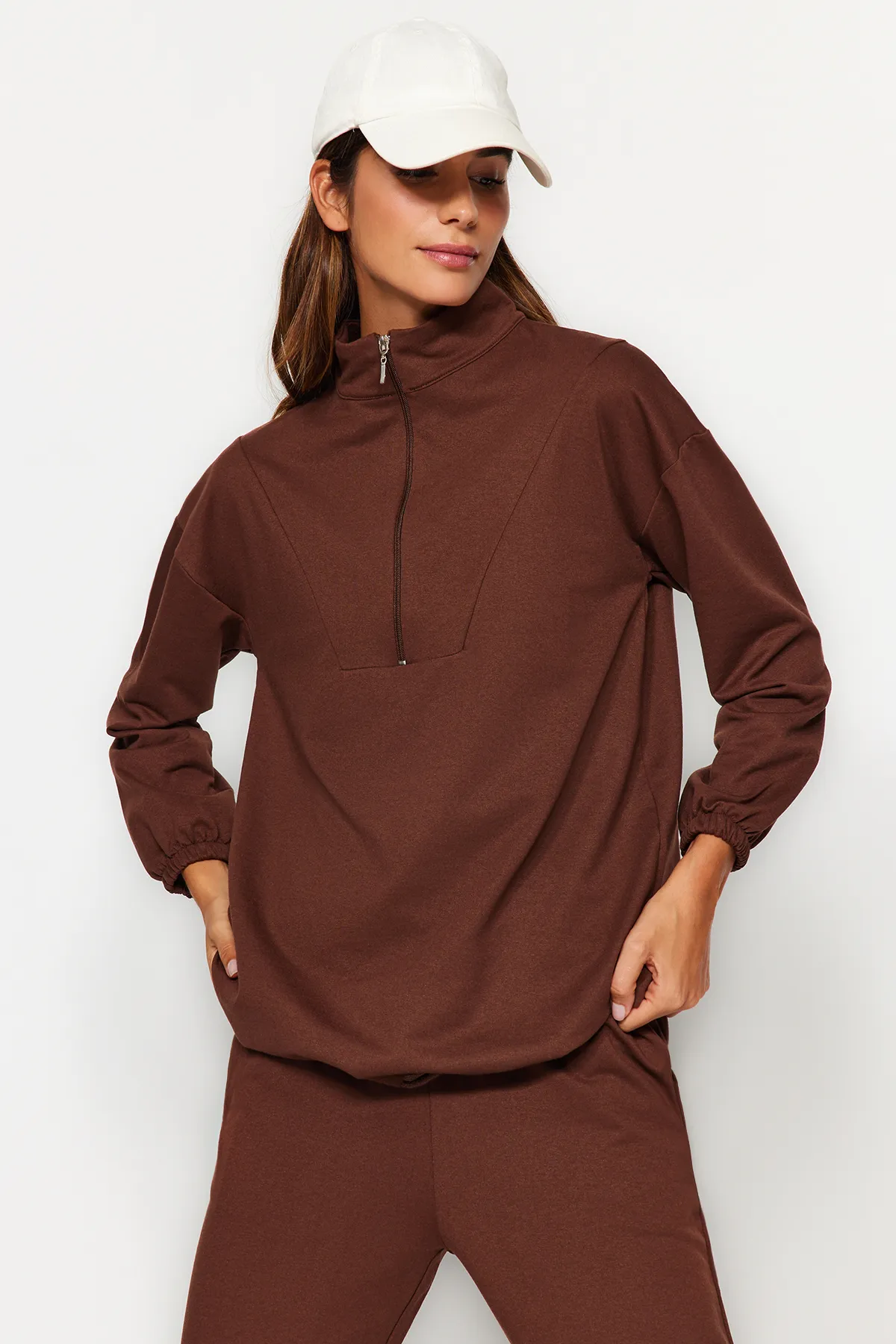 Trendyol Modest  Braunes Strick-Trainingsanzug-Set mit hohem Kragen und Kordelzug und Reißverschluss TCTAW22EN0051