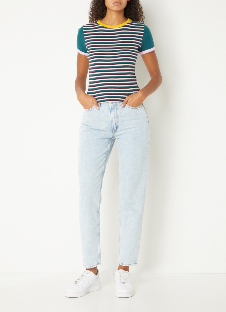 Blugi Levi's cu talie înaltă, în stil anilor '80, de culoare deschisă.