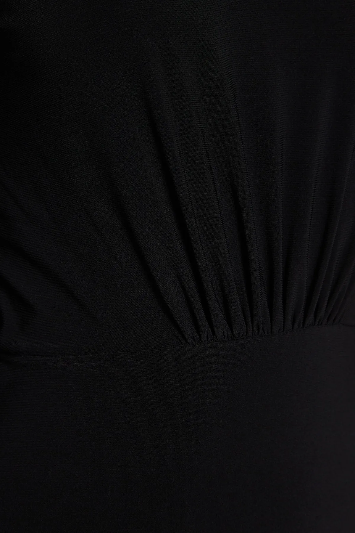 Trendyol Collection  Schwarzes, drapiertes, detailliertes One-Shoulder-Midi-Strickkleid mit Stretch TWOAW24EL00123