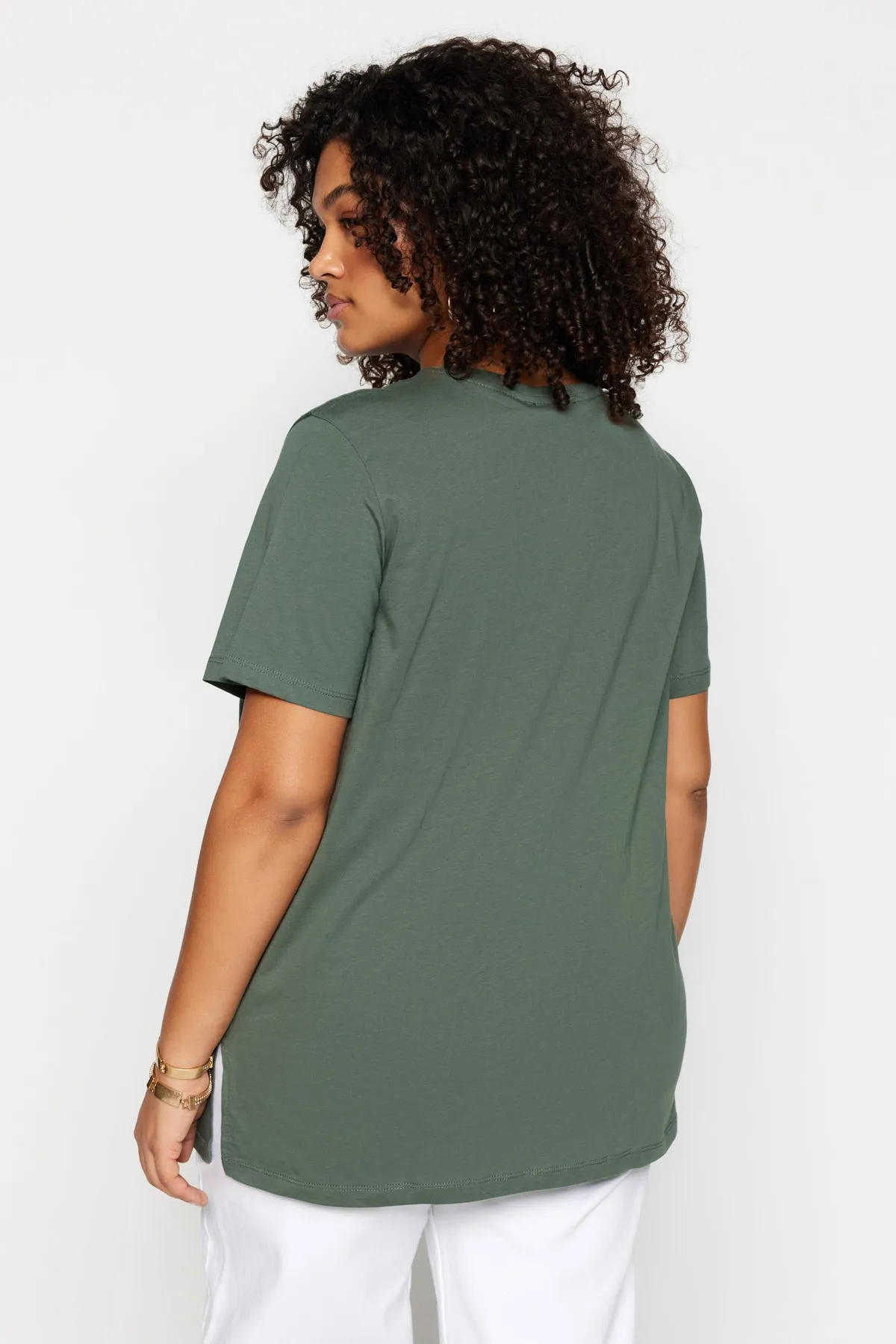 Trendyol Curve  Dunkles Mintgrünes Boyfriend-Strick-T-Shirt mit Rundhalsausschnitt und Schlitz TBBSS22BF0031