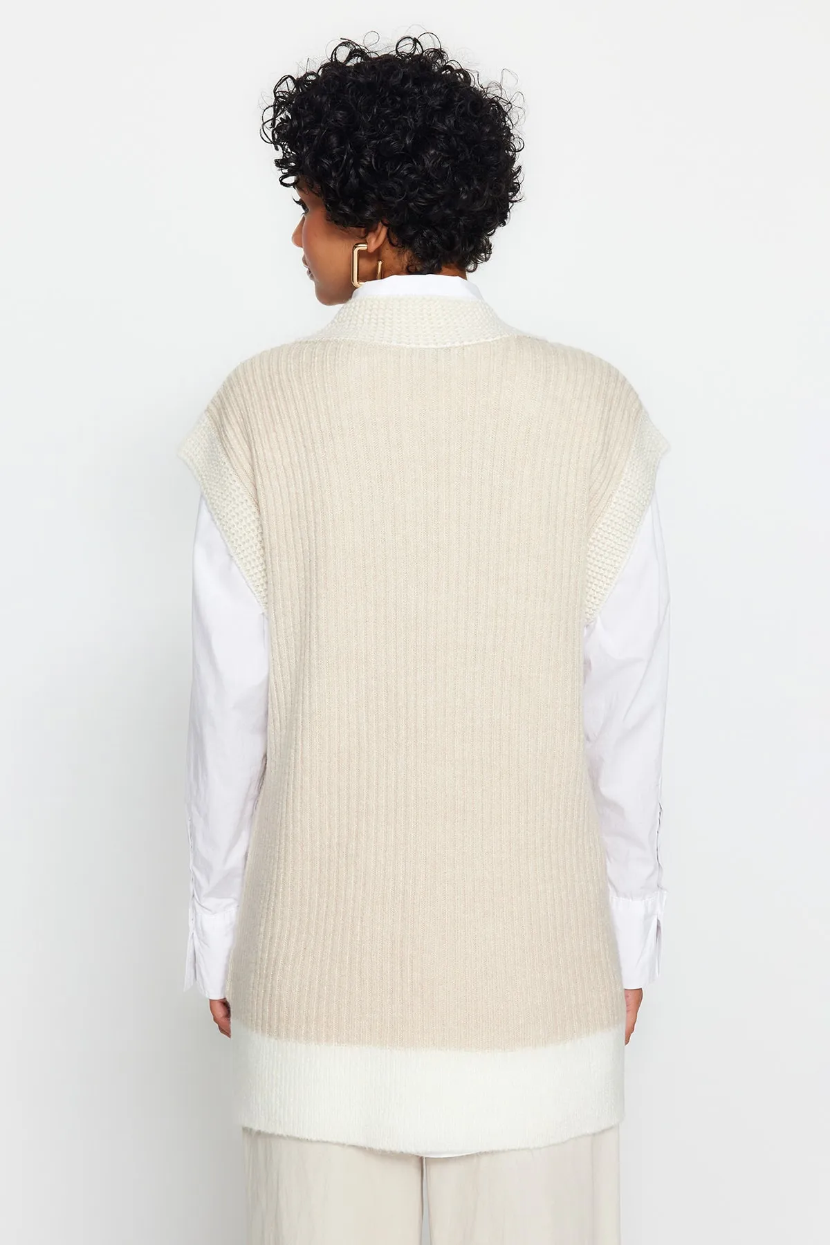 Trendyol Modest  Steinfarbener Thessaloniki-Strickpullover mit V-Ausschnitt und Blockfarben TCTAW24UV00000