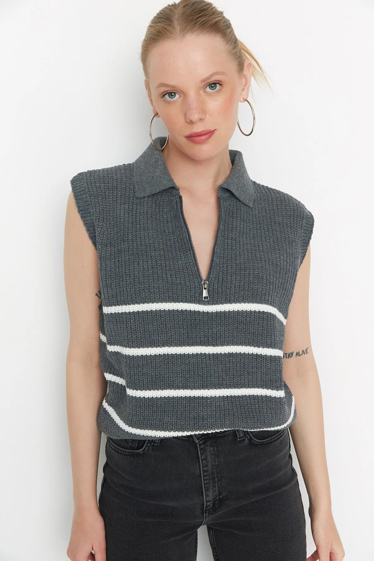 Trendyol Collection  Anthrazitfarbener Strick-Saugnapf mit Streifen und Reißverschluss TWOAW23SV0007