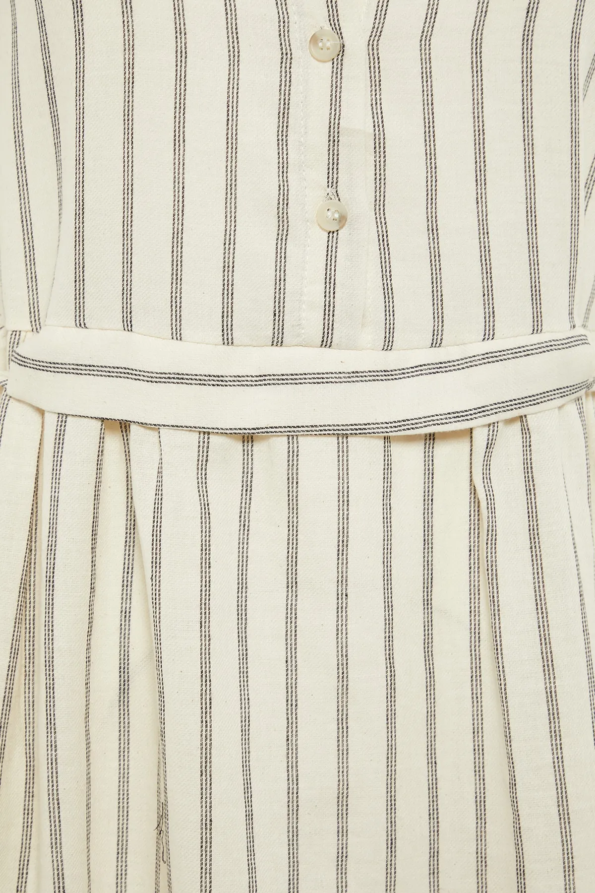 Trendyol Modest  Ecrufarbenes, gewebtes Kleid mit Streifendetail und Taillengürtel TCTSS22EB0229
