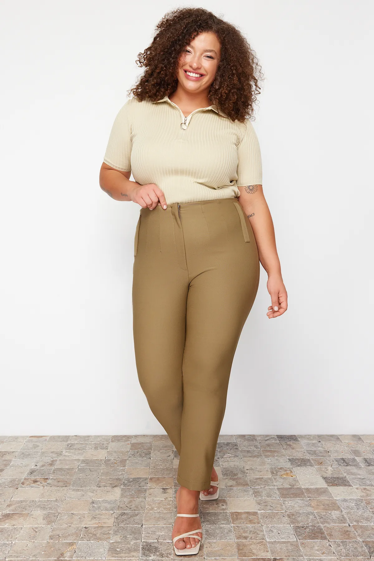 Trendyol Curve  Khakifarbene Zigarettenhose aus Webstoff TBBAW23AR00015