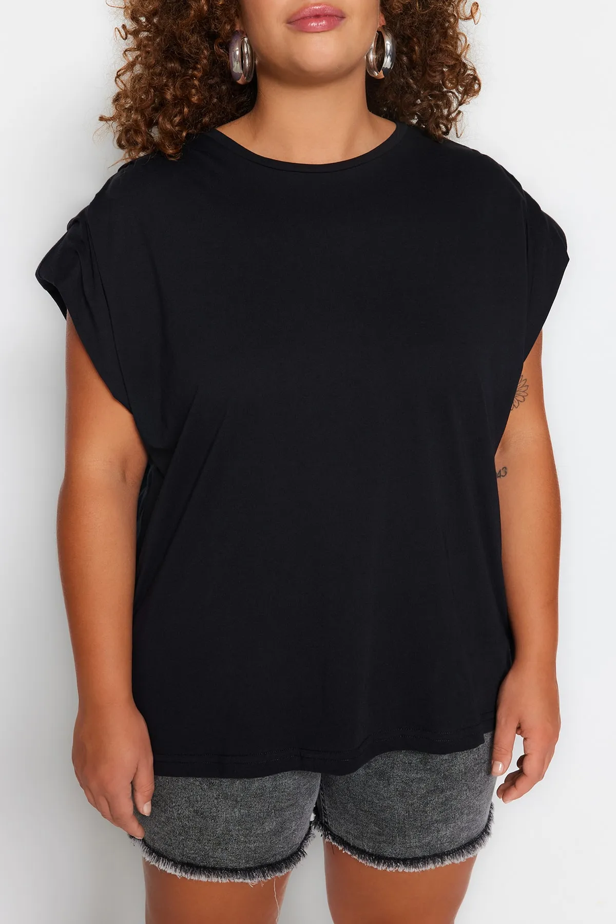Trendyol Curve  Schwarze Basic-Strickbluse mit Rundhalsausschnitt TBSSS23AF00053