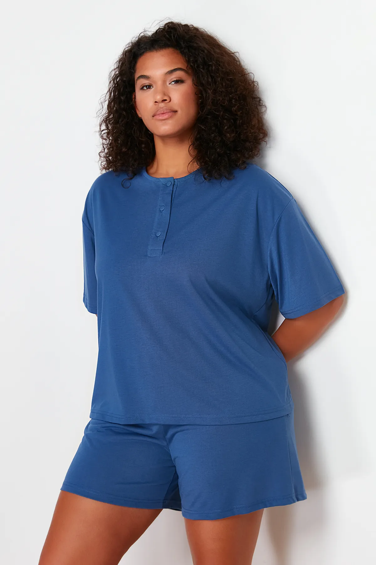 Trendyol Curve  Marineblaues Pyjama-Set aus Strick mit Rundhalsausschnitt TBBSS24AI00011