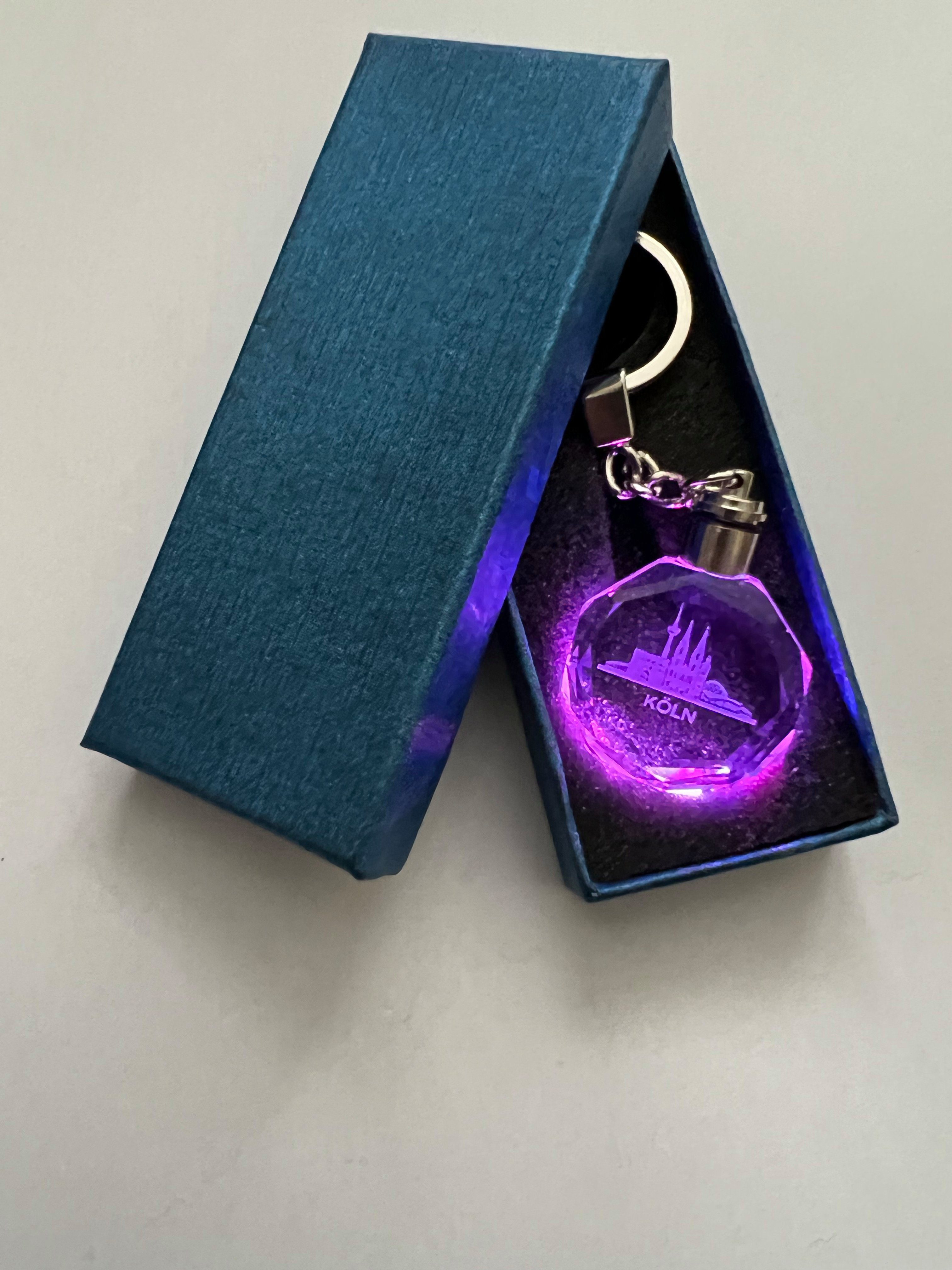 Stelby Schlüsselanhänger Köln Stadt Schlüsselanhänger LED Multicolor mit Geschenkbox