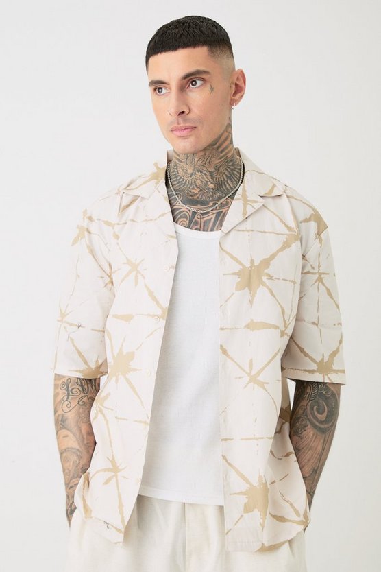 Tall kurzärmliges Hemd mit abstraktem Print