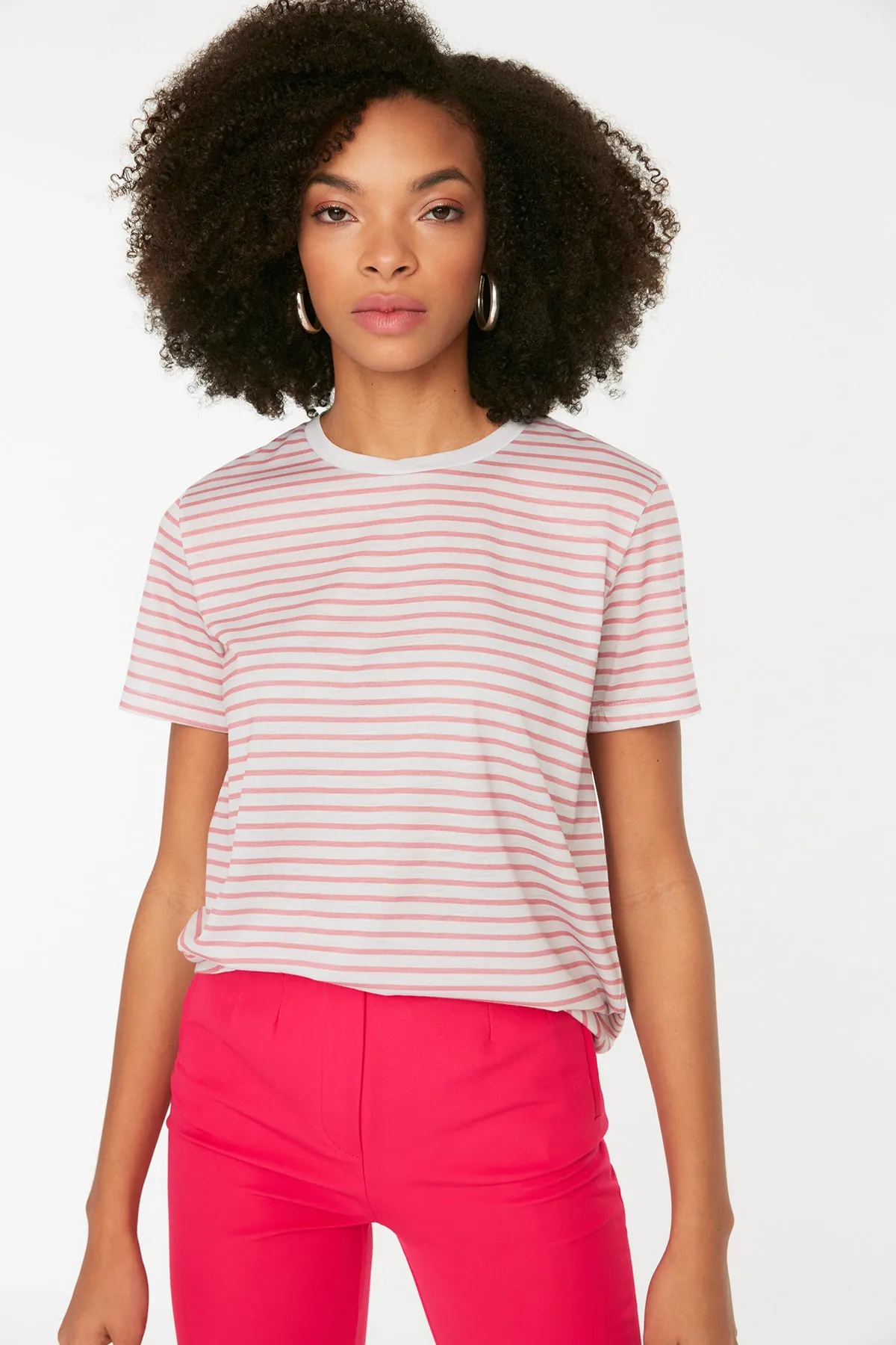 Trendyol Collection  Beige gestreiftes Basic-Strick-T-Shirt mit Rundhalsausschnitt TWOSS21TS0904