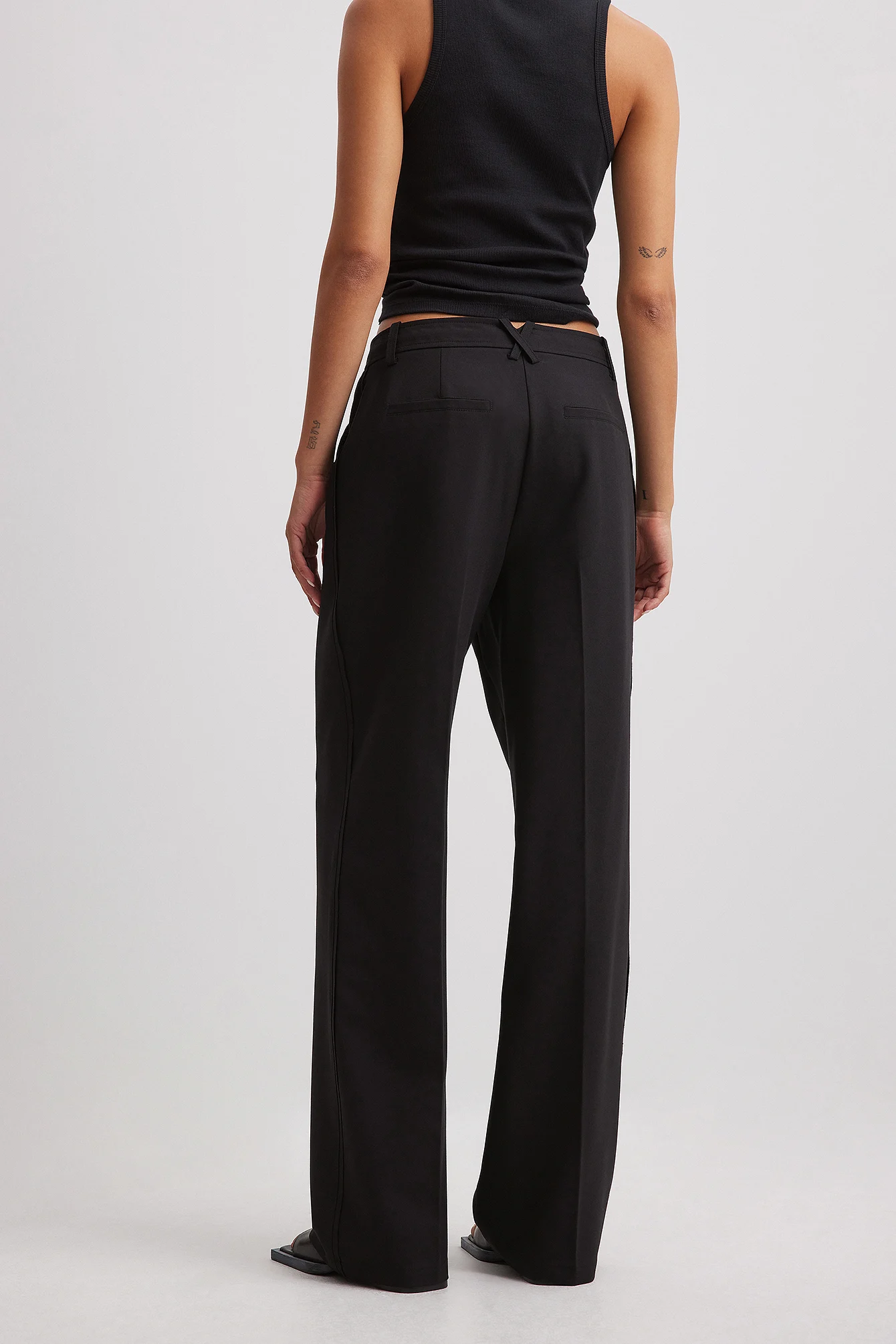 Hose mit rohem Seitendetail