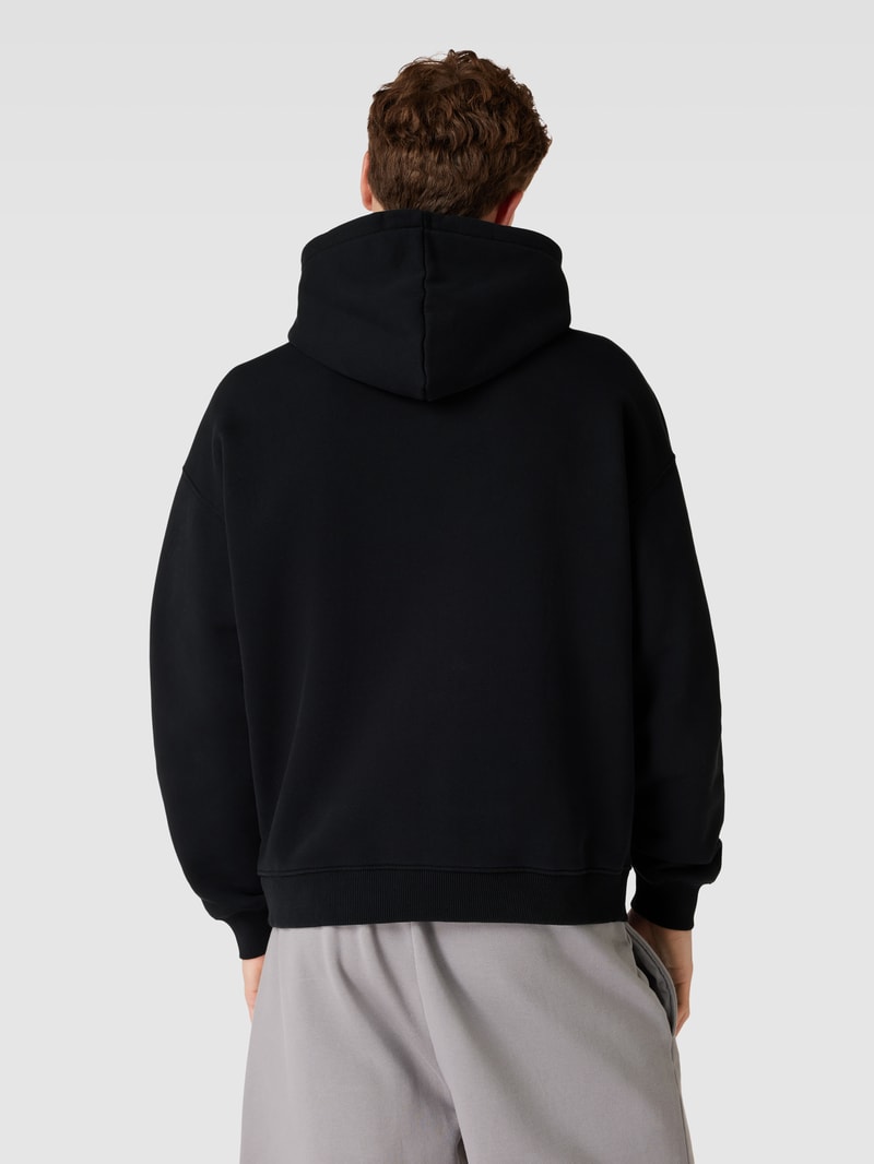 Hoodie mit Ziersteinbesatz in schwarz