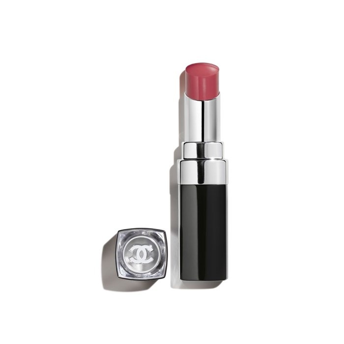 DER FEUCHTIGKEITSSPENDENDE, AUFPOLSTERNDE, HOCHGLÄNZENDE UND FARBINTENSIVE LIPPENSTIFT MIT LANGEM HALT