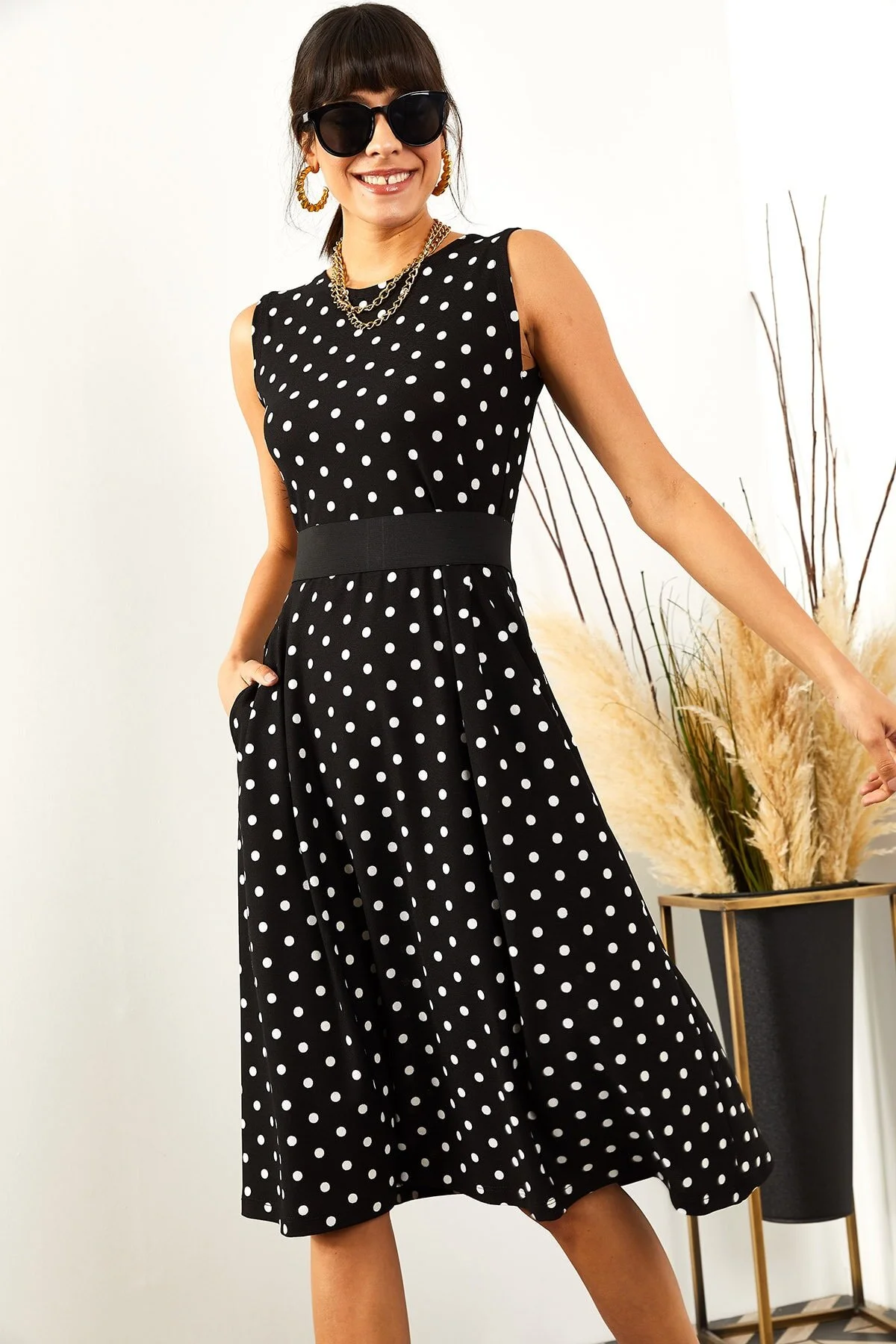 Olalook  Schwarzes, gepunktetes, ausgestelltes Damenkleid mit Taschen ELB-19000480