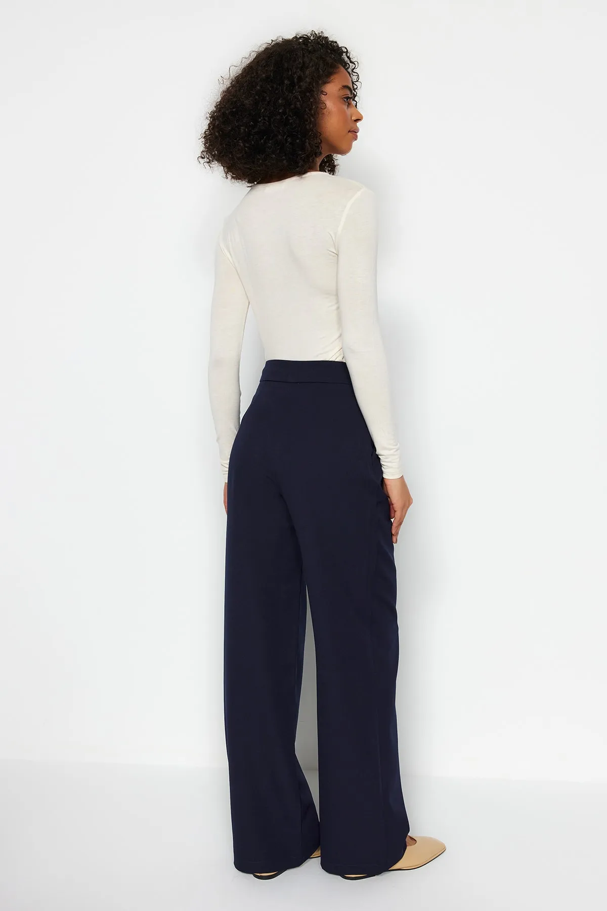 Trendyol Collection  Marineblaue Hose mit weitem Bein TWOAW22PL0139