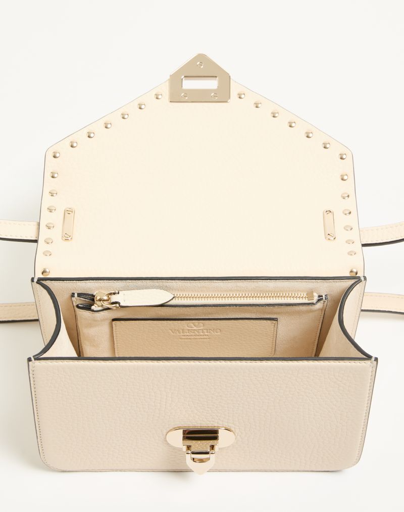 Valentino Garavani Rockstud Lille Skuldertaske i Kornet Kalveskind