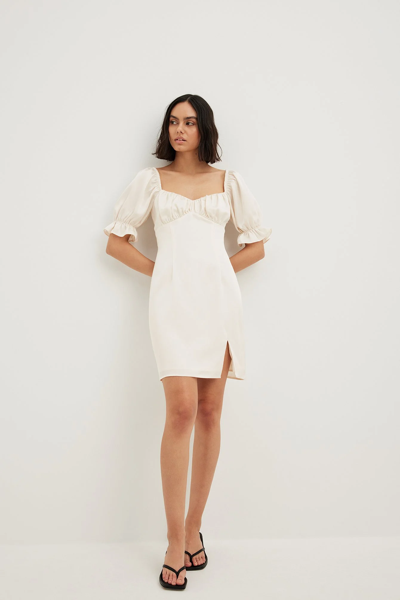 Minikleid mit geraffter Brust und Schlitz