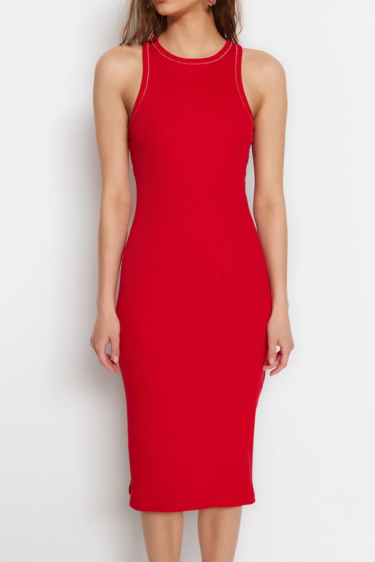Trendyol Collection  Rotes, nachhaltigeres, tailliertes, geripptes Mini-Strickkleid mit Neckholder TWOSS23EL01970