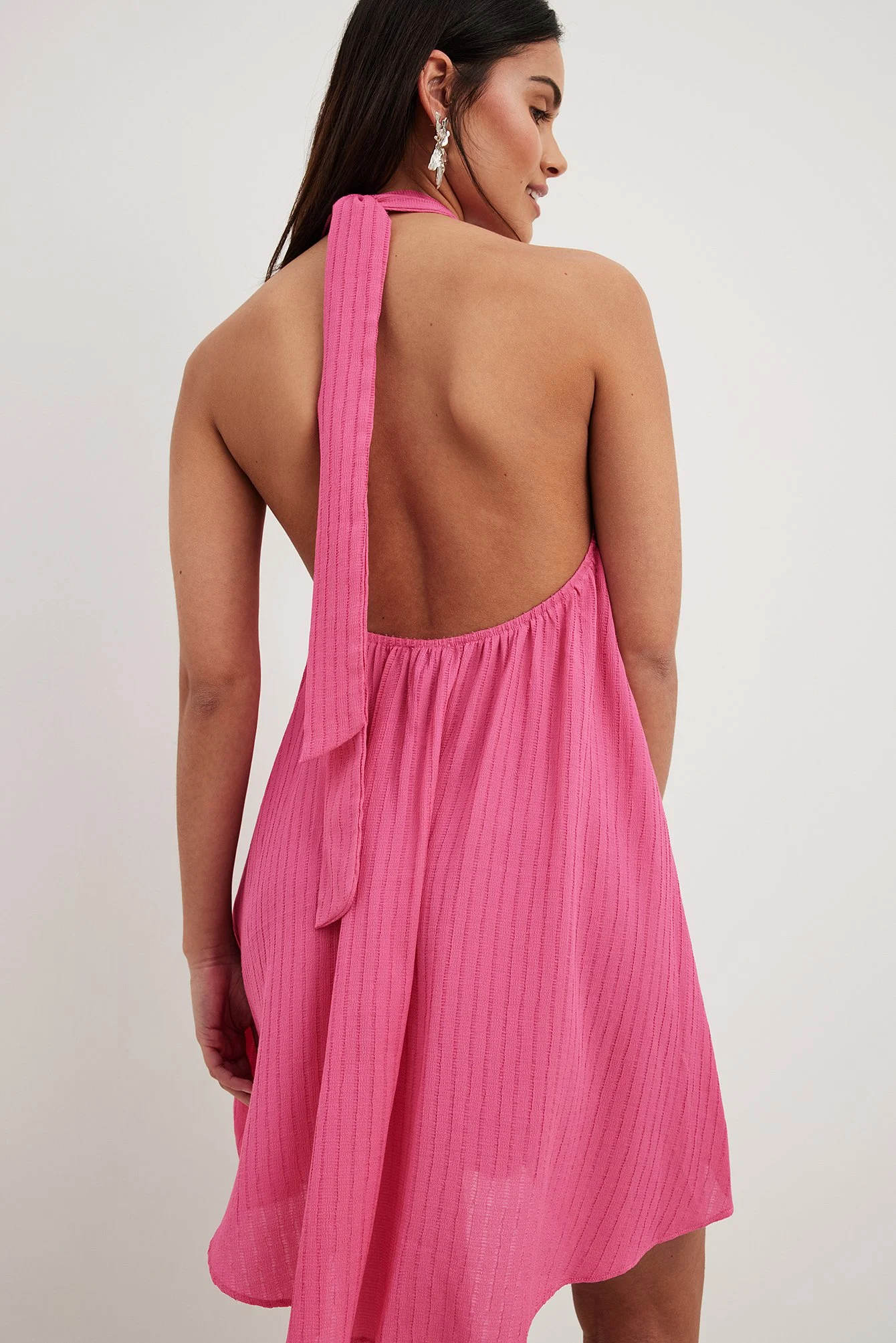 Strukturiertes Minikleid mit Neckholder