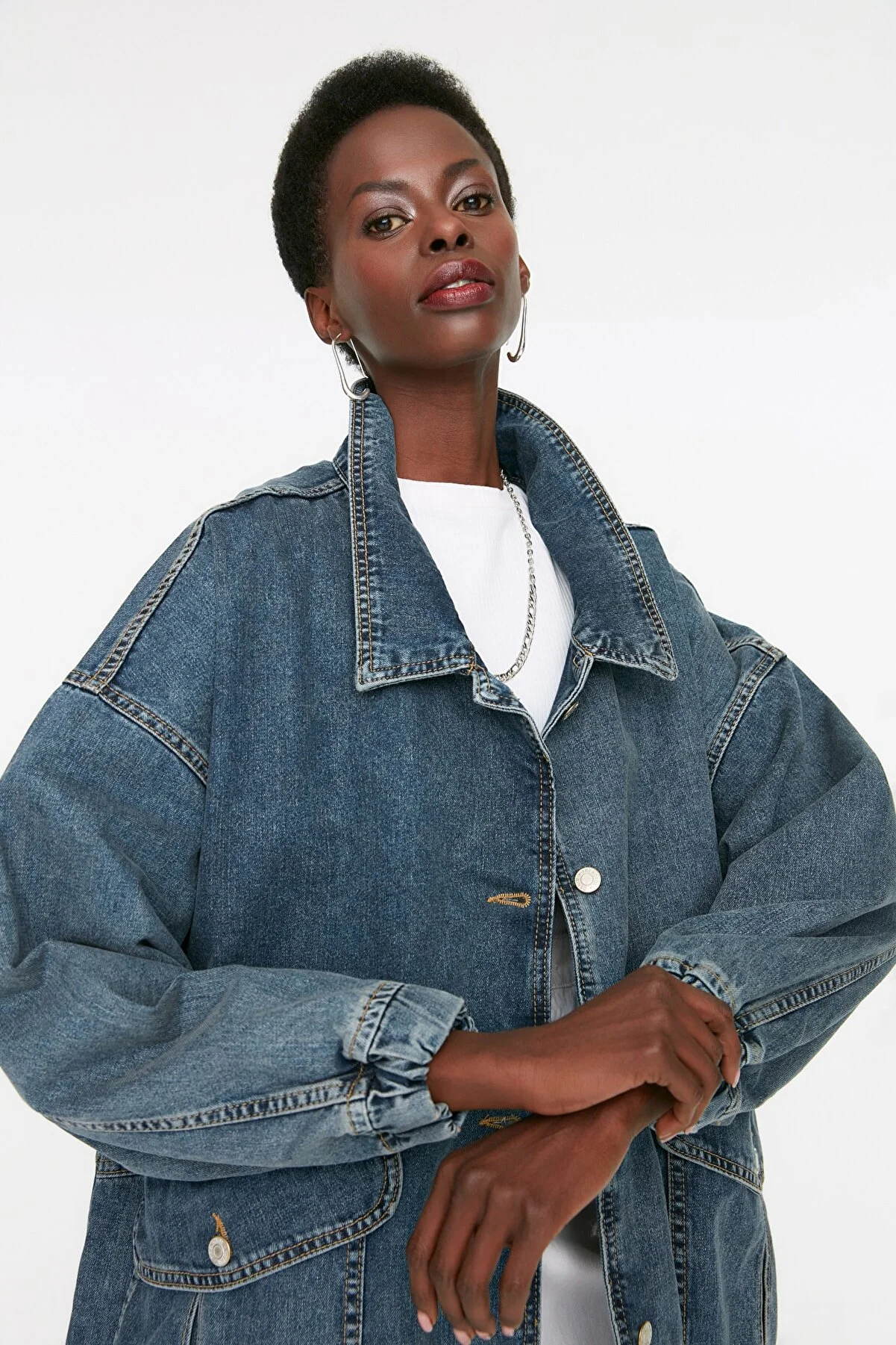 Trendyol Collection  Dunkelblaue Oversize-Jeansjacke mit Taschendetail TWOSS21CE0289