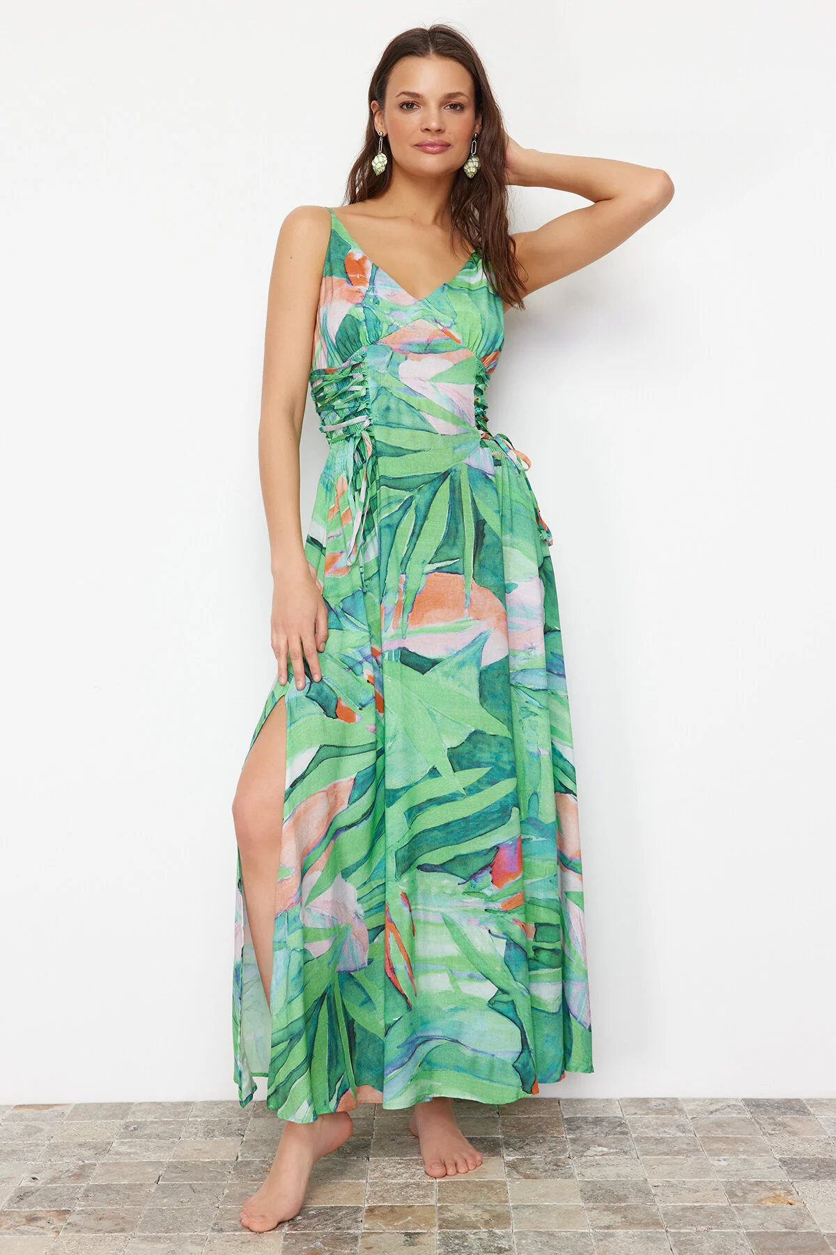 Trendyol Collection  Maxi-Strandkleid aus Webstoff mit Blumenmuster TBESS24EL00098