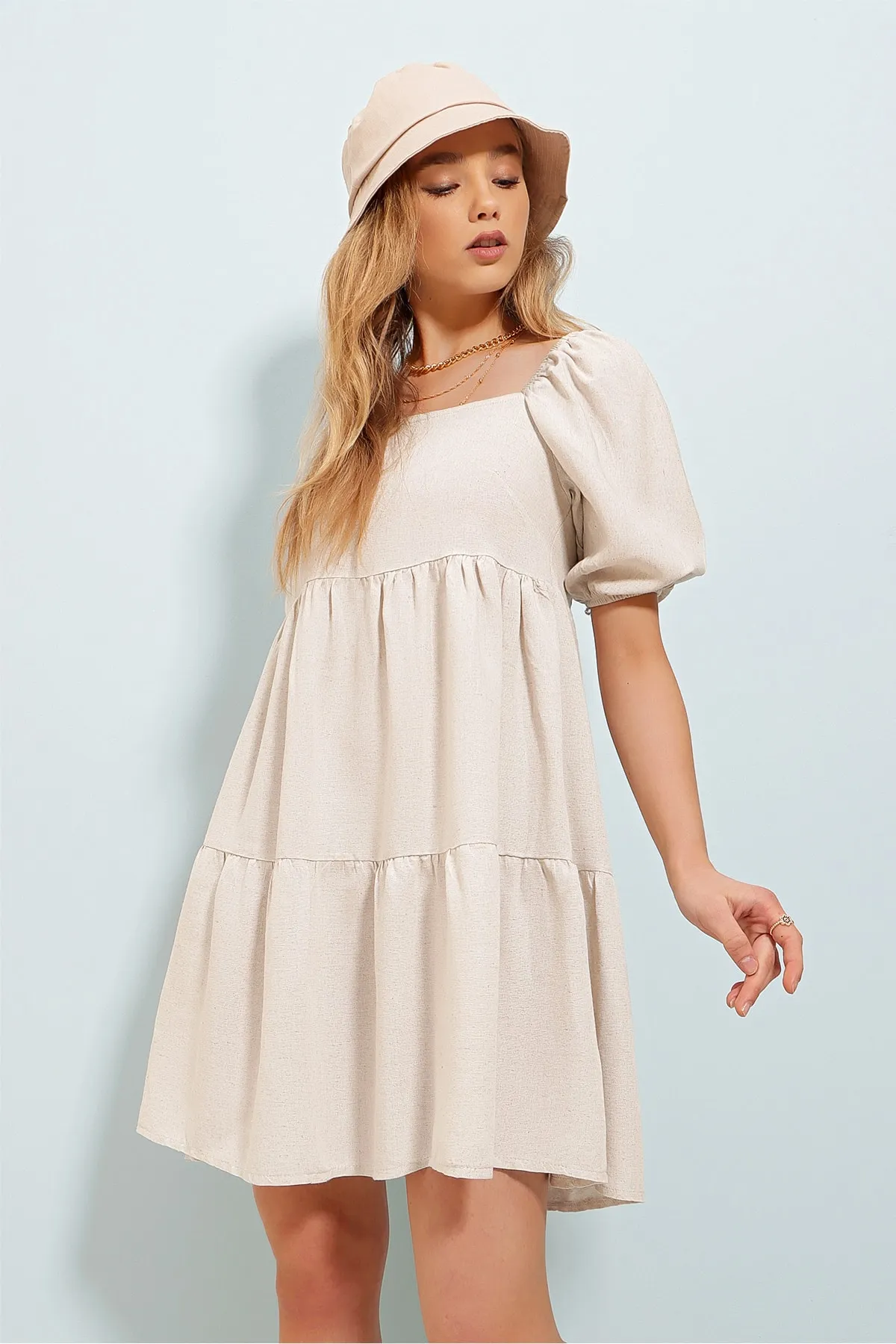 Trend Alaçatı Stili  Beigefarbenes Leinenkleid mit quadratischem Kragen, Prinzessinnenärmeln und Volants ALC-X8547