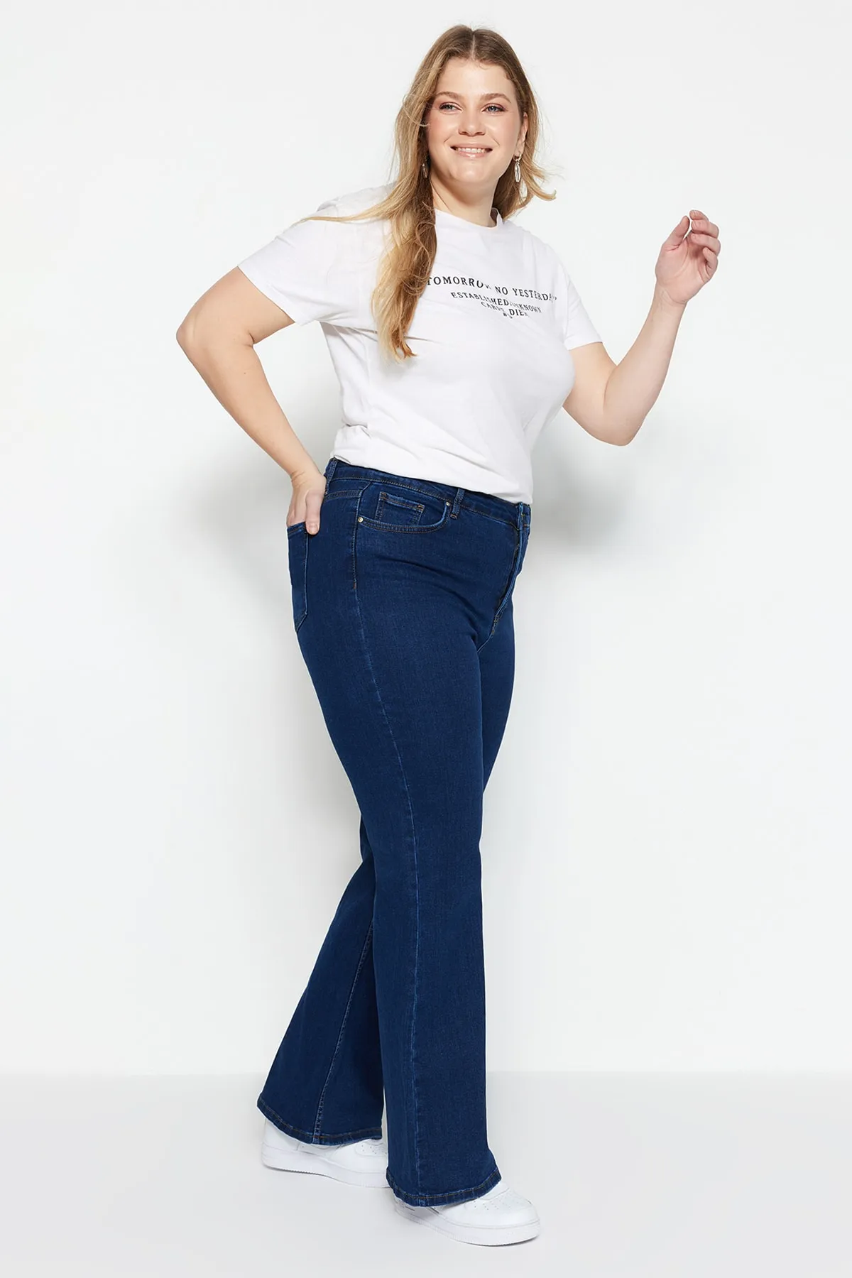 Trendyol Curve  Indigoblaue Jeans mit hohem Bund und spanischem Bein TBBAW23JE00001