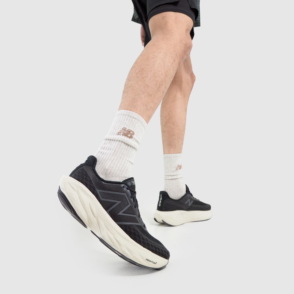 New Balance – Fresh Foam x 1080 v14 – Svarta och vita träningsskor