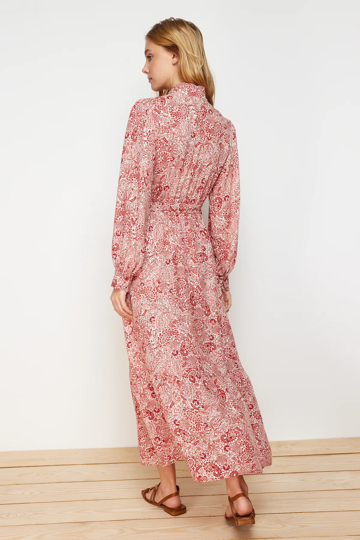 Trendyol Modest  Kleid aus gewebter Viskose mit Zimtblumenmuster TCTSS24EB00074