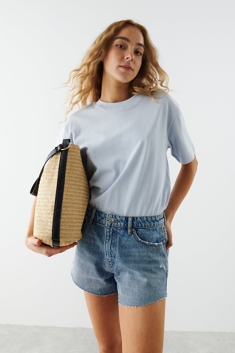 Frayed hem denim shorts