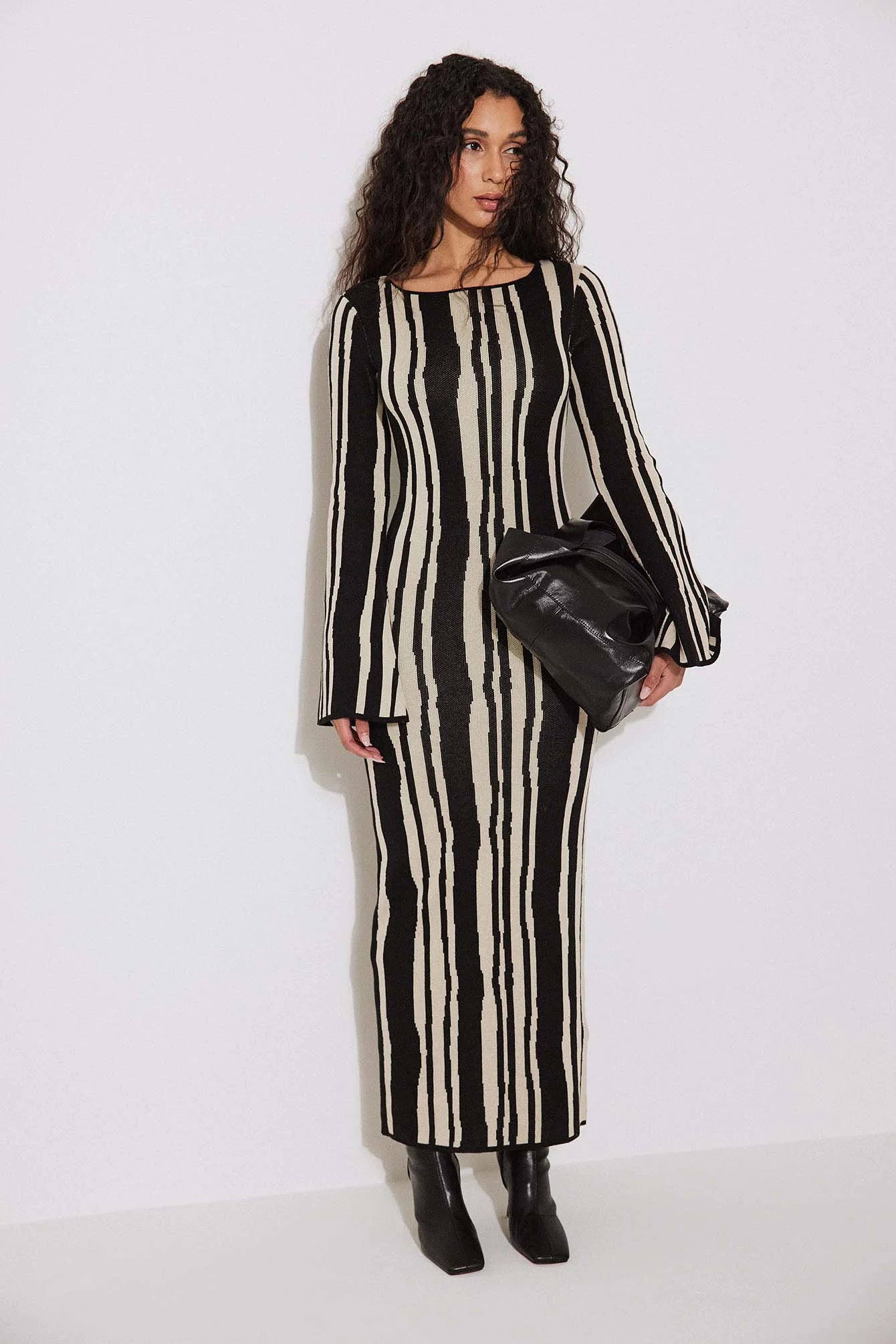 Maxi-Strickkleid mit weiten Ärmeln