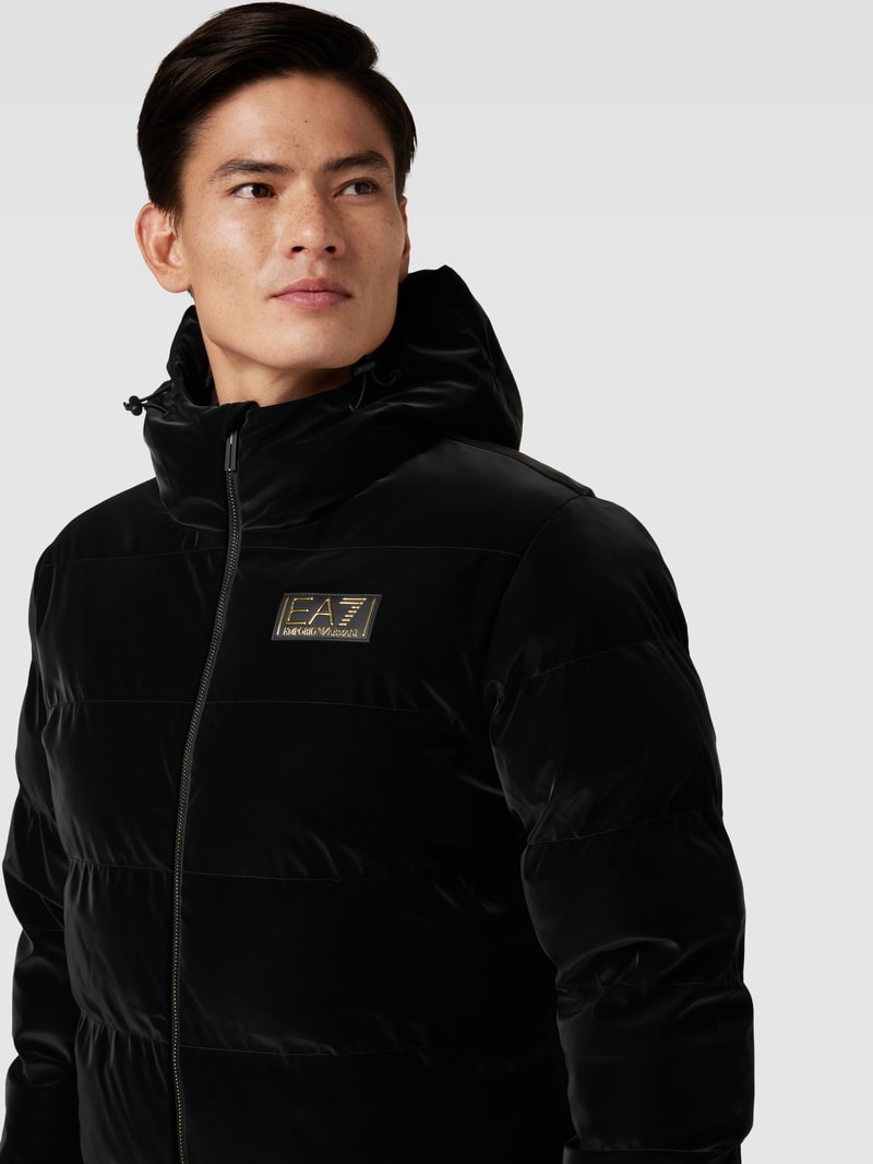 Steppjacke mit Label-Patch in schwarz