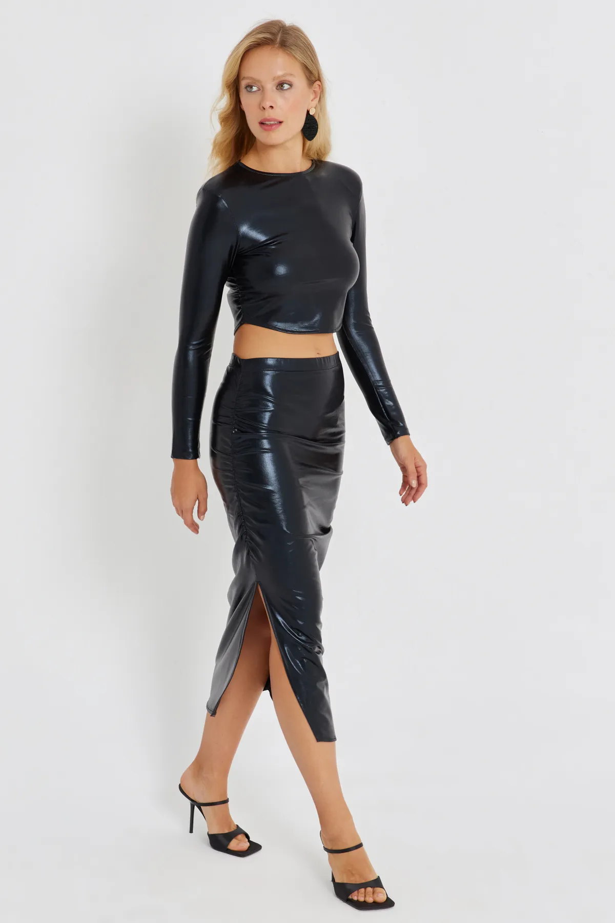 Cool & Sexy  Schwarzer, geraffter, glänzender Rockanzug für Damen KED4046