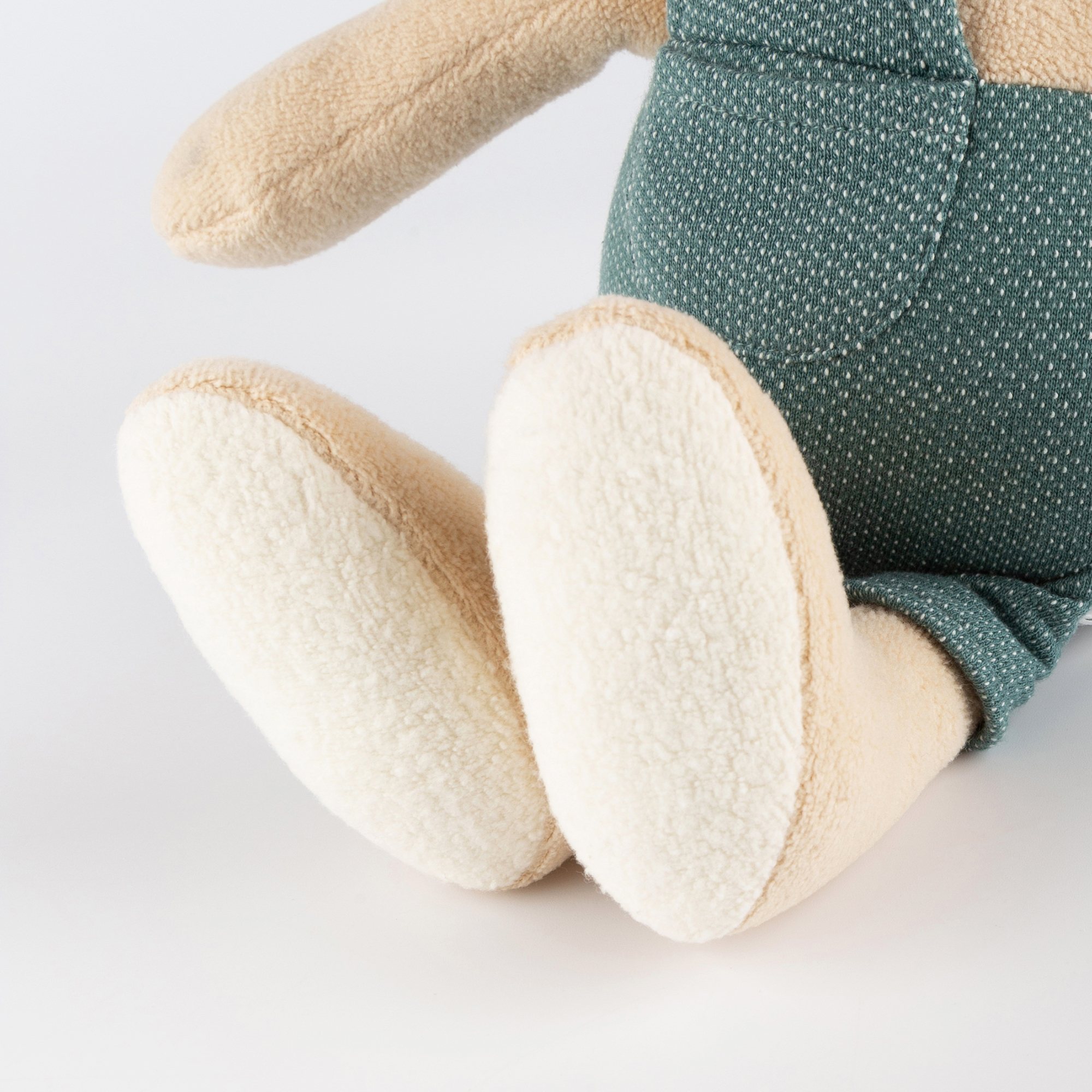 Kuscheltier Hase mit Latzhose, grün