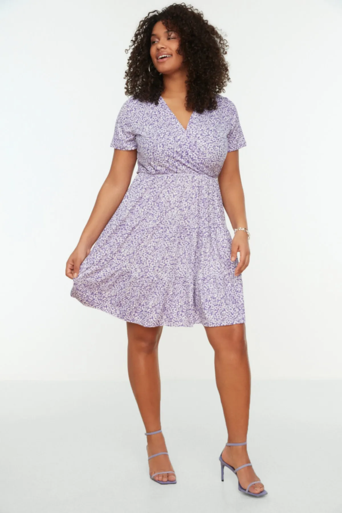 Trendyol Curve  Lilafarbenes Strickkleid mit V-Ausschnitt und Blumenmuster TBBSS22EL1638
