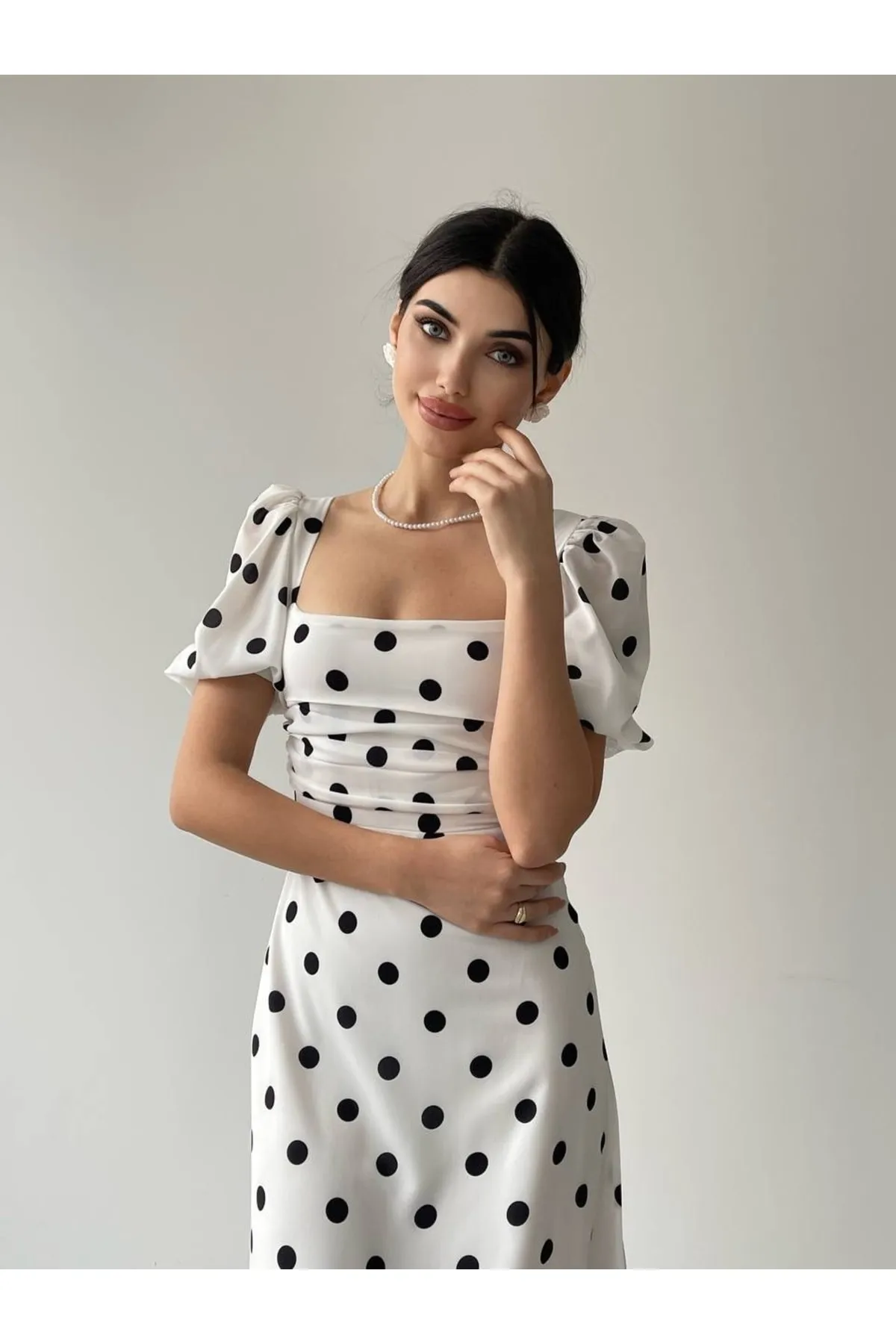 SONREİR  Langes, gepunktetes Kleid mit Ballonärmeln und quadratischem Ausschnitt
