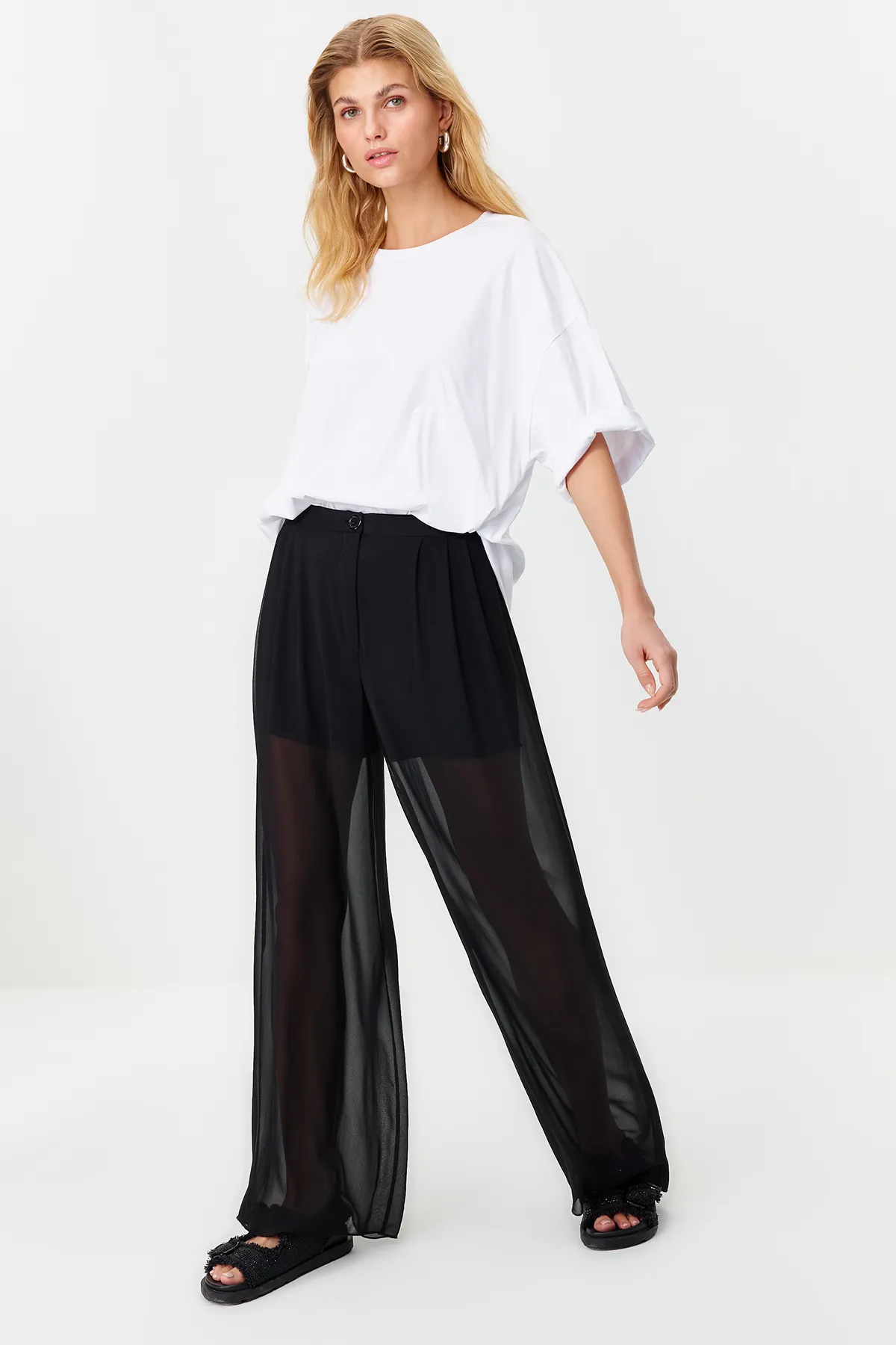 Trendyol Collection  Schwarze transparente kurze Shorts mit weitem Bein und gefütterter Webhose TWOSS24PL00065