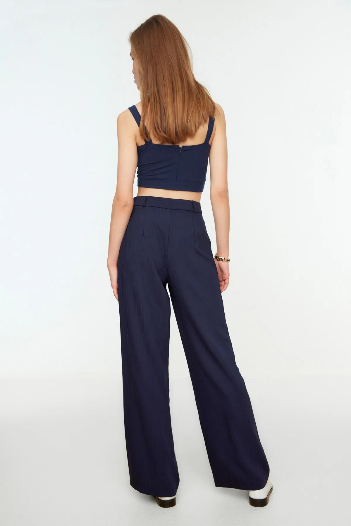 Trendyol Collection  Marineblaue Hose mit hohem Bund und weitem Bein / Gestreifte Webhose mit weitem Bein TWOSS22PL0100