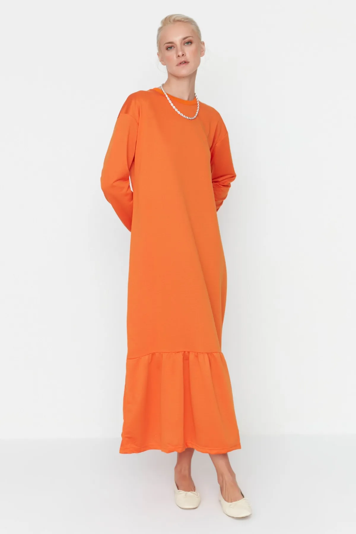 Trendyol Modest  Orangefarbenes Strickkleid mit Rundhalsausschnitt und Raffung TCTSS22EL00000