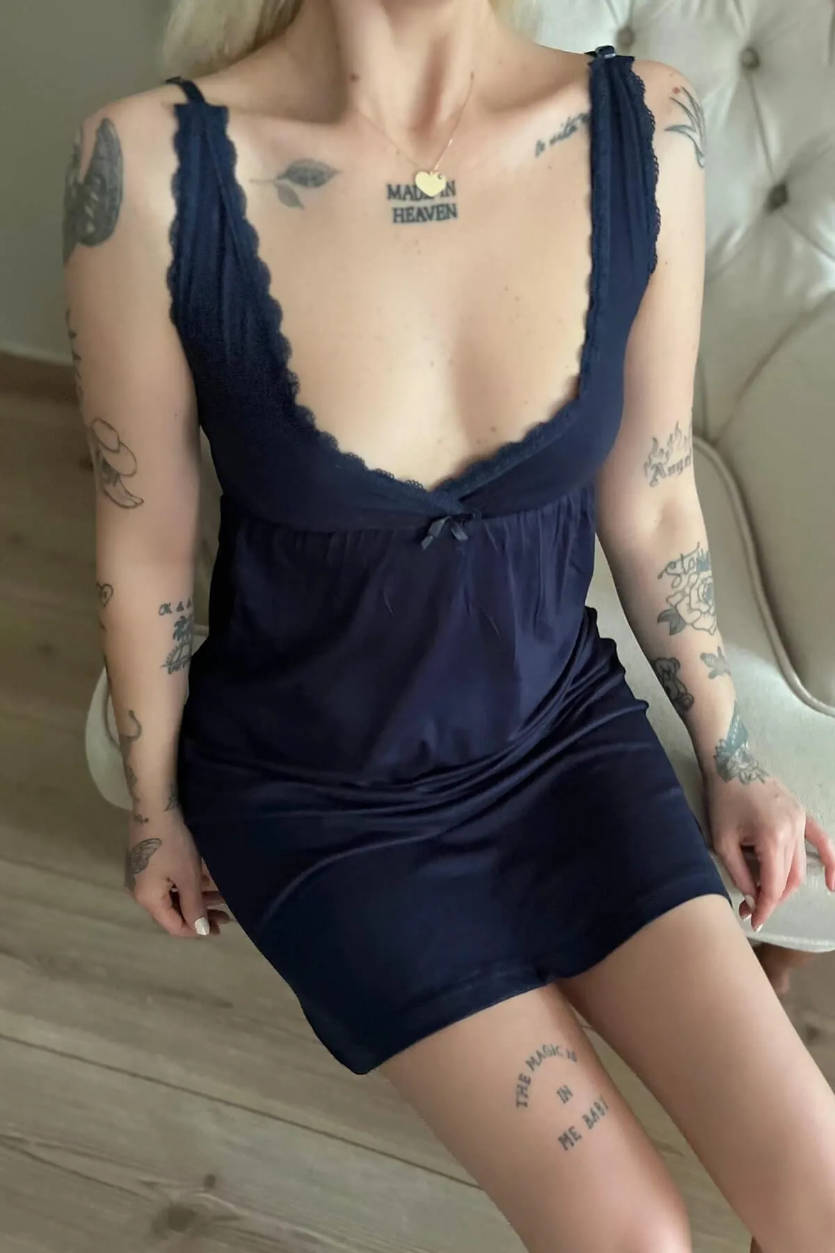 Pijamaevi  Marineblaues Damen-Nachthemd mit dicken Trägern und Spitze